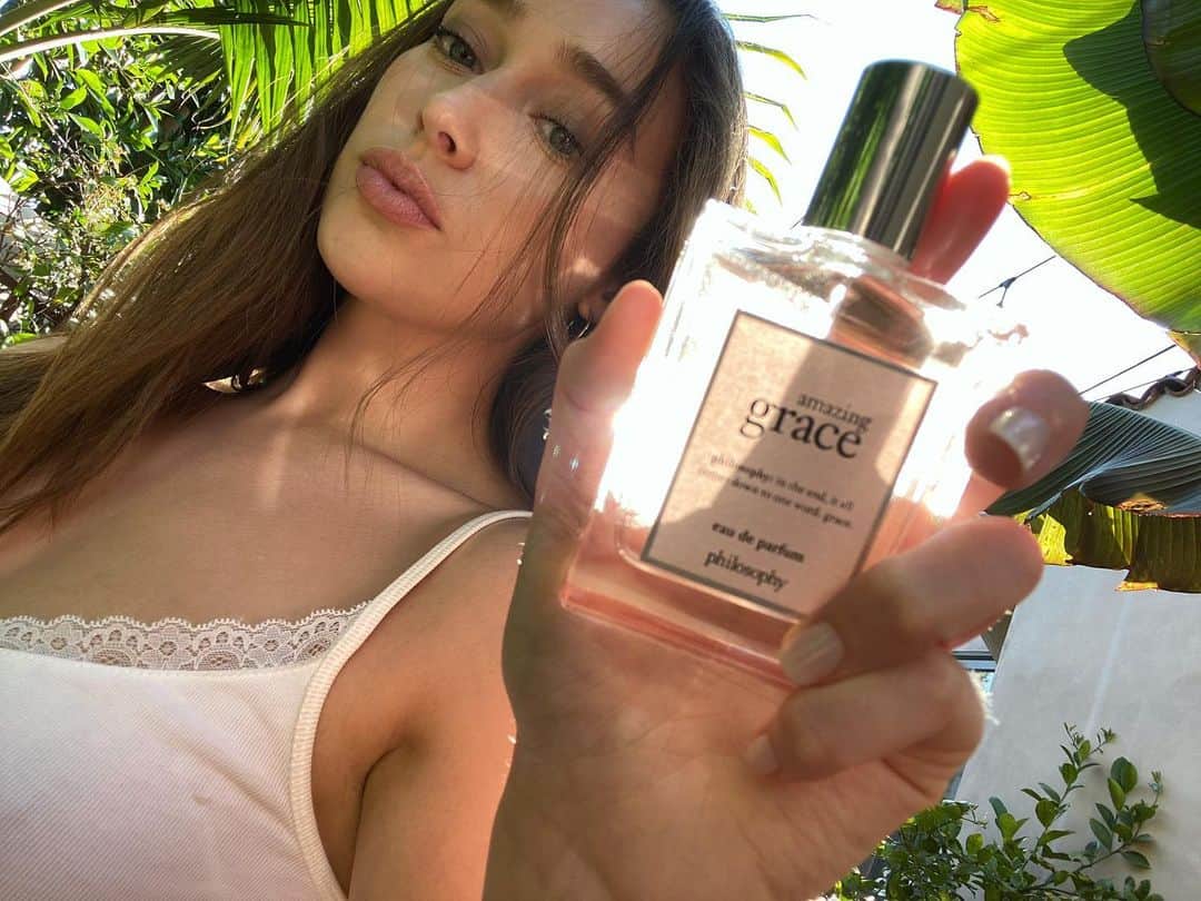 アリシア・デブナム・キャリーのインスタグラム：「I want to introduce you all to my new fragrance staple amazing grace eau de parfum. This is the bolder, longer-lasting side of its softer, more subtle eau de toilette counterpart.  I’m so happy to be continuing my partnership with @lovephilosophy, a brand that is committed to highlighting and supporting Black led organizations supporting mental health in Black communities.   An organization that I have been drawn to is the @ruthelliscenter which provides trauma-informed services to LGBTQ+ youth with an emphasis on people of colour.  I’ve linked their website in my bio if you have the means to donate. If not, read, share and keep learning. 💗  #lovephilosophy #philosophypartner #livewithgrace」