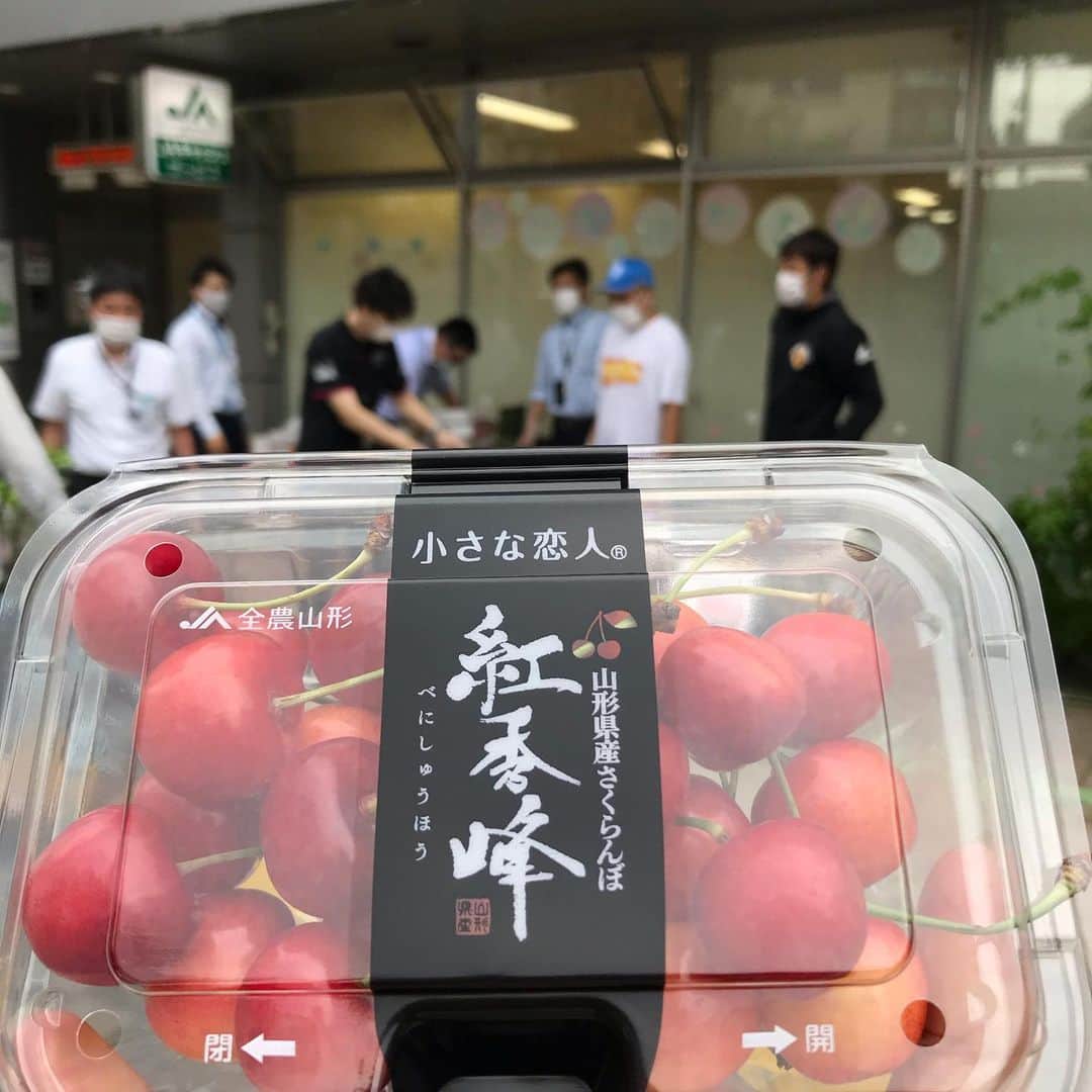 小谷あゆみのインスタグラム：「#JAやまがた のさくらんぼ🍒 友好協定を結んでいる　#JA世田谷目黒 さんが　#桜新町　駅前で直売してたので応援に行ってきました❣️ さくらんぼかわいいなあ 甘み酸味のバランスさわやか！はじける食感サイコーー‼️ ７月の風物詩 #紅秀峰  #サファイアなす」
