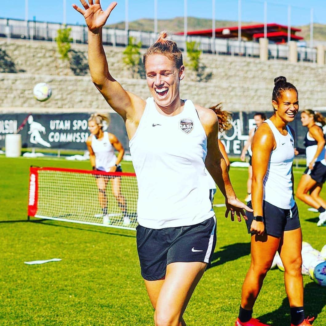 ソフィー・シュミットのインスタグラム：「This is what winning looks like!  Want to feel more of this 😁 . 📸: @pieswag7yo  #holditdown #Houston #NWSL #ChallangeCup #utah #SaltLakeCity #nwslchallengecup」