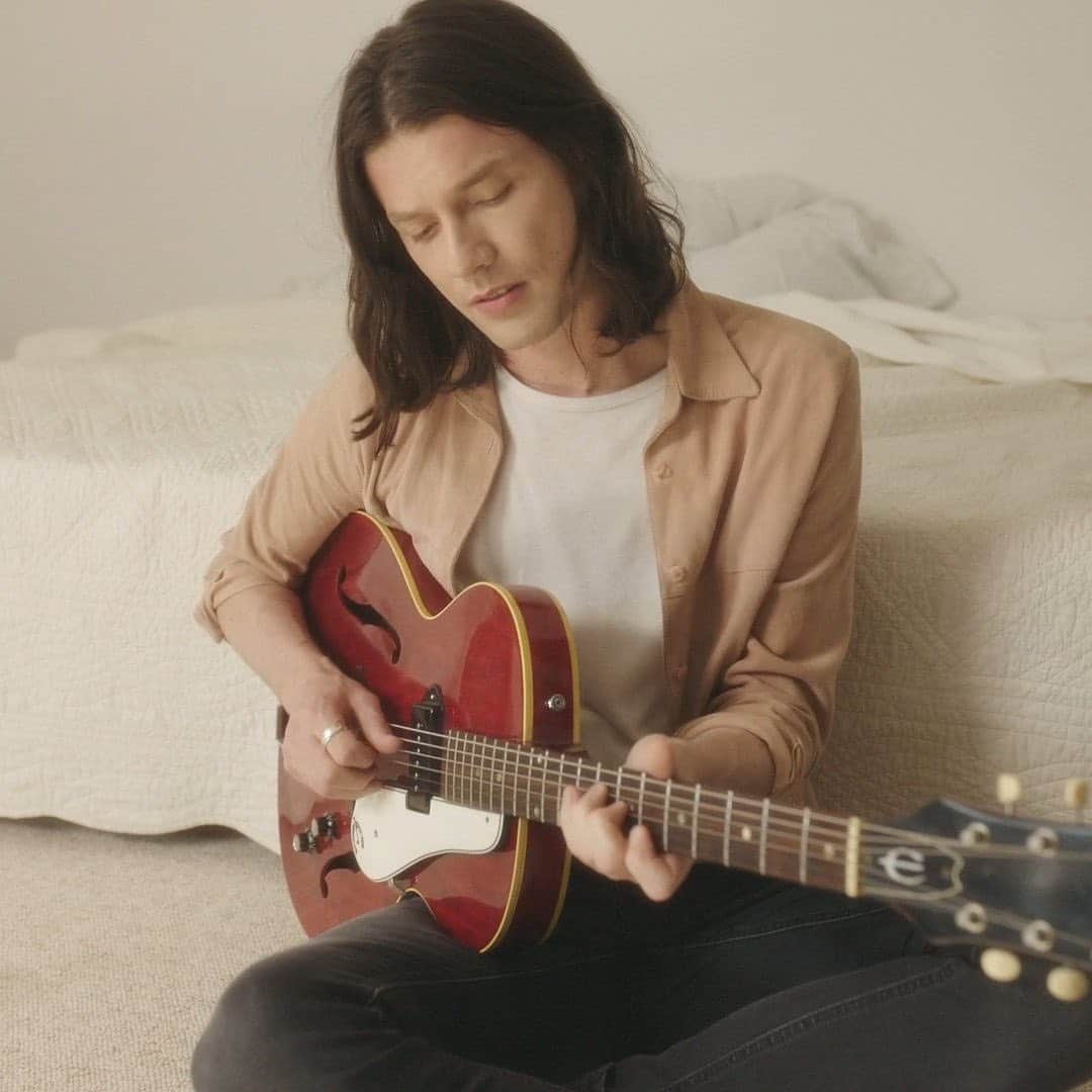 Vevoさんのインスタグラム写真 - (VevoInstagram)「@jamesbaymusic is back with new music that'll leave you craving more 💖 Watch "Chew On My Heart" now! ⠀⠀⠀⠀⠀⠀⠀⠀⠀ ▶️[Link in bio] #JamesBay #ChewOnMyHeart」7月11日 6時46分 - vevo