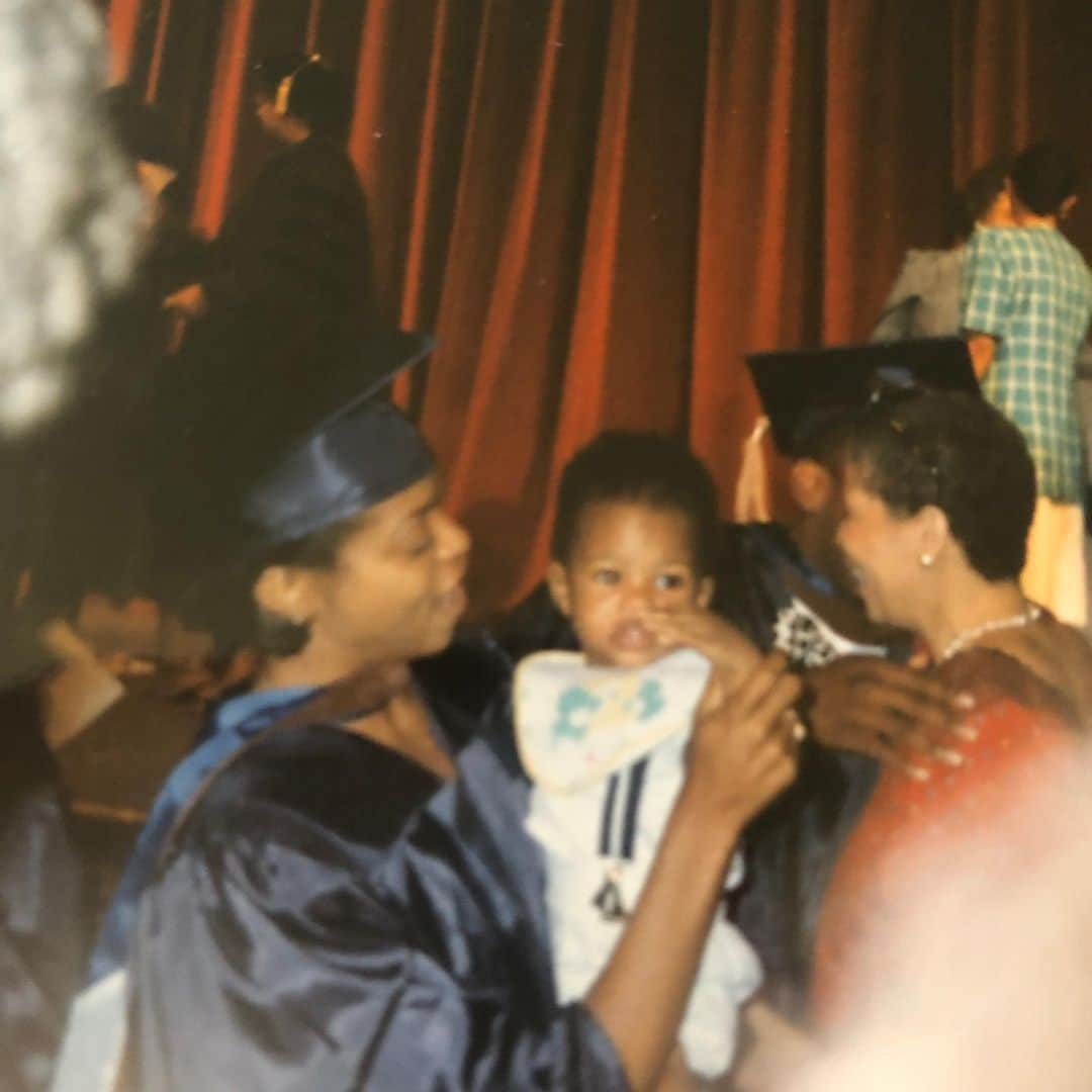 タラジ・P・ヘンソンさんのインスタグラム写真 - (タラジ・P・ヘンソンInstagram)「#1995 we walked across that stage and collected that #BFA ‼️ I was waving to the folk who thought I would give up because I became pregnant my Junior year!!! MY SON BECAME MY BIGGEST INSPIRATION!!!!!!! Look at us now!!! NEVER GIVE UP ON YOU!!! #hbcugrad AND PROUD OF IT #HowardAlumni #HU #YOUKNOW🙏🏾💋💋💋」7月11日 6時48分 - tarajiphenson