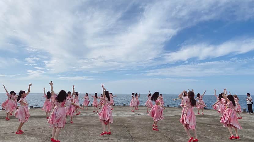 太野彩香さんのインスタグラム写真 - (太野彩香Instagram)「5thシングル『シャーベットピンク』のMVが公開されました！ NGT48にしては珍しく天気の良い日に撮影ができて、海で撮ったので空や夕日もすごく綺麗でした。ドローンやカメラワークがすんっっっばらしいです。NGT48らしいミュージックビデオになりました^_^是非見てください♩ こちらです↓ https://youtu.be/fv927dm26ws」7月11日 6時53分 - tanoayaka2