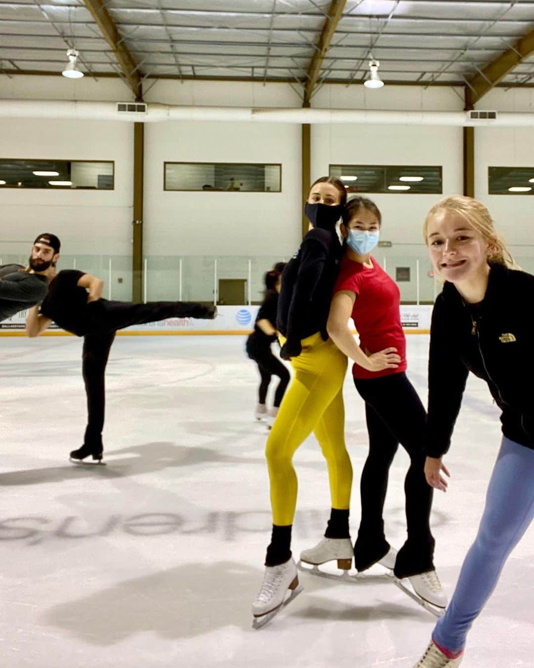 Rozinaのインスタグラム：「Honestly, thought of so many captions that I couldn’t decide so let me know which one is most fitting😂:  1. Spot the peculiarity  2. Your fav duo if we were condiments👯‍♀️❤️💛 @icegirlash   3. ❤️Ketchup and mustard💛  4. Planned to take a photo of two people, somehow ended up with 5? #familythings  5. What a bunch🤣  6. There are 5 people in this photo......or are there?」