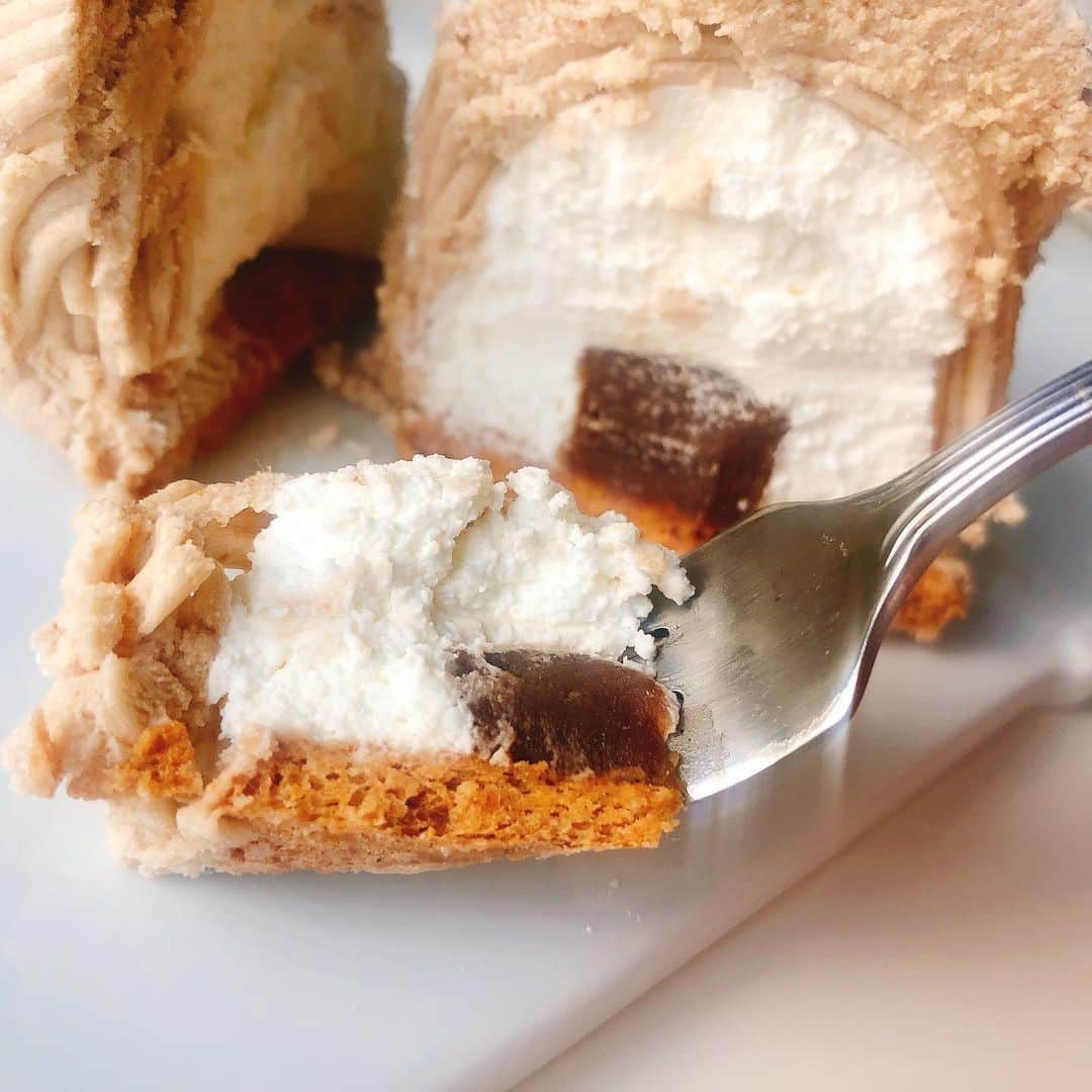 里井真由美さんのインスタグラム写真 - (里井真由美Instagram)「#montblanc #chestnut #cheesecake  モンブランマロンとモンブランフロマージュでございます〜 ・ ・ 🌰モンブランマロンは、洋栗と生クリームとメレンゲ、中に栗ペーストが入って土台がカリッと香ばしい〜 ・ ・ カップに入ったモンブランフロマージュは、ふわふわチーズとラズベリーの酸味がアクセント♪ ・ ・ シェリュイ の2種モンブラン♪ @chez.lui.ds  ・ ・ 楽しい週末になりますように♡ ・ ・ #fromage #シェリュイ #モンブランの世界#栗#栗スイーツ#モンブラン#里井真由美#衣替えモンブラン#japan#Gâteauauxmarrons#零食#さといいね#스위트#ありが糖運動#まゆログ#甜食#着物#kimono#kimonostyle#fromgram#Chestnutcake#밤케이크#フードジャーナリスト里井真由美#断面モンブラン#蛋糕#断面フェチ#栗子蛋糕」7月11日 7時07分 - mayumi.satoi
