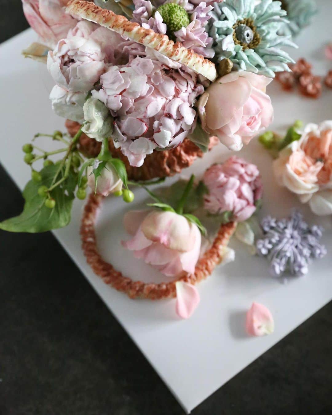 청담 수케이크 (atelier soo)さんのインスタグラム写真 - (청담 수케이크 (atelier soo)Instagram)「ㅡ 마스타창업반 soo class. Buttercream flower. ㅡ 한잎한잎이유가있었으면하는생화파이핑.입체적인생화를보며기술적으로접근하며설명하는것을좋아하고그렇게피어나는꽃들이의미가있다고생각을하는반입니다.  특히마스터창업반은생화에대해깊게이해할수있는시간입니다 매번특별한선생님과나눈시간들이소중해서애정하는반🤍 ㅡ #flower #cake #flowercake #partycake #birthday #bouquet #buttercream #baking #wilton #weddingcake ㅡ www.soocake.com vkscl_energy@naver.com」7月11日 7時00分 - soocake_ully