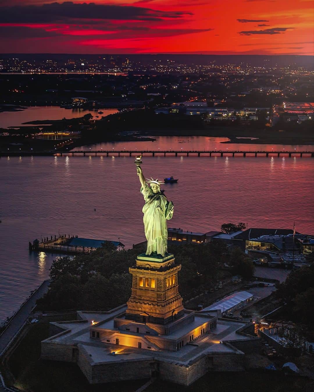 nyonairさんのインスタグラム写真 - (nyonairInstagram)「❤️🗽The best views over the best city! 50% off all flights! . . Seats starting at $99! . . @flynyon @nyonair @nyonstudio #flynyon #nyonair #nyonstudio #nychelicopter #helicopter #newyorkcity #nyc #nycprimeshot #manhattan #nyctravel #nycphotos #icapture_nyc #artofvisuals #nyc_ig」7月11日 7時01分 - nyonair