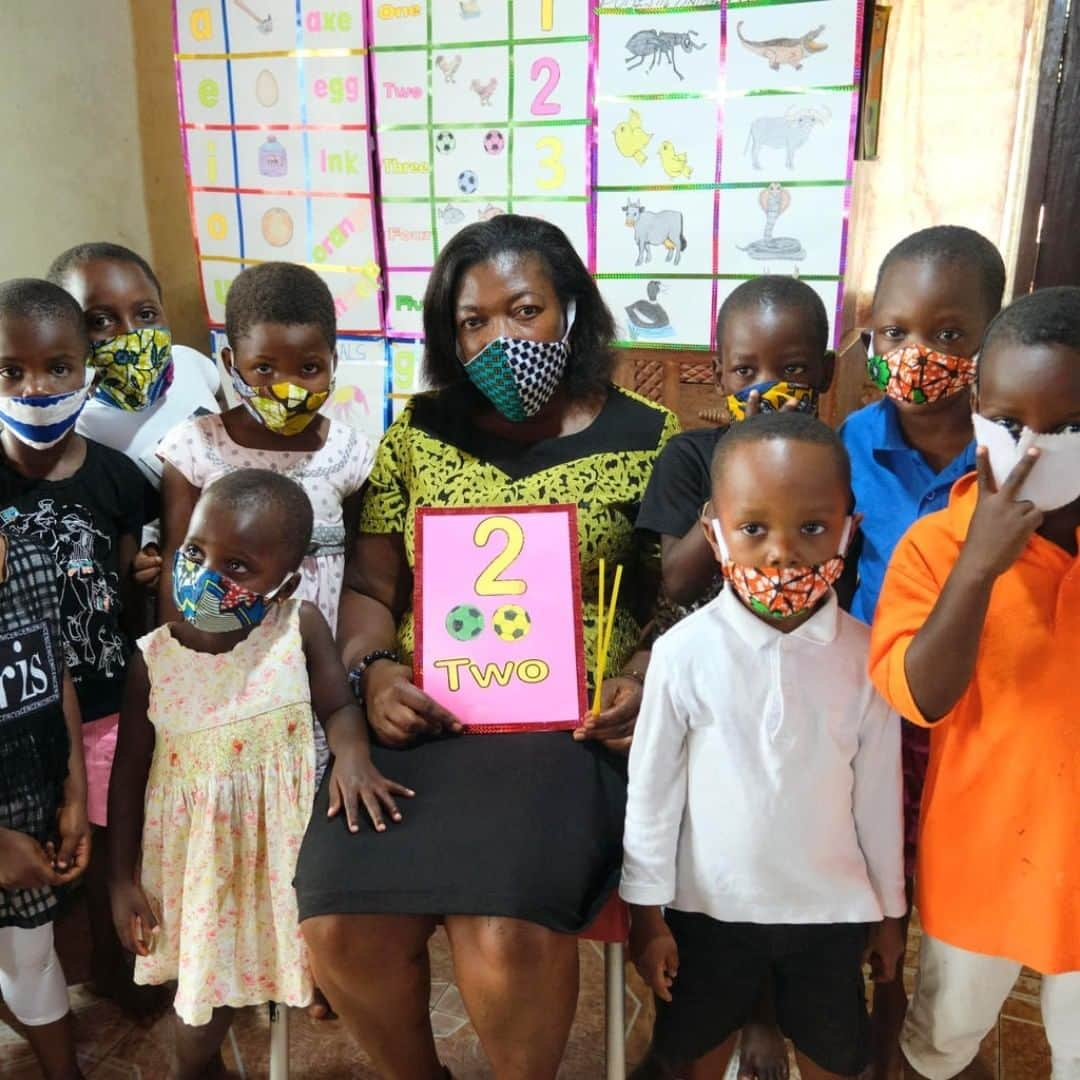 unicefさんのインスタグラム写真 - (unicefInstagram)「Patience, an early childhood education coordinator in Ghana, hosts neighbourhood children in her home so they don’t miss out on lessons by not having a television. As she walks them through the assignments, she also shares #COVID19 precautionary measures.  We’re grateful for every educator who’s stepped up to help children thrive throughout lockdown. 💙  © UNICEF/UNI342054」7月11日 7時05分 - unicef