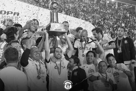 コリンチャンスさんのインスタグラム写真 - (コリンチャンスInstagram)「#Timão110⠀ Campeão Recopa 2013⠀ ⠀ Em 2013, o Corinthians Paulista, Campeão da América, disputou contra o São Paulo, campeão da Sul-Americana, a grande final da Recopa. O Majestoso agora era internacional, tinha ares latino americanos! ⠀ ⠀ Em dois jogos eletrizantes, o Time do Povo se fez gigantesco mais uma vez! Na primeira partida, no Morumbi, o Coringão venceu por 2 a 1, gols de Guerrero e Renato Augusto. ⠀ ⠀ Na épica final no Pacaembu, em 17 de Julho, o Alvinegro de Parque São jorge superou o rival tricolor com maestria, 2 a 0, gols de Romarinho e Danilo. Era o Timão Campeão da Recopa!⠀ ⠀ Festa Mosqueteira para delírio da Fiel! Campeões: Cássio; Edenílson, Gil, Paulo André e Fábio Santos; Ralf, Guilherme, Romarinho, Danilo e Émerson e Guerrero.」7月11日 7時10分 - corinthians