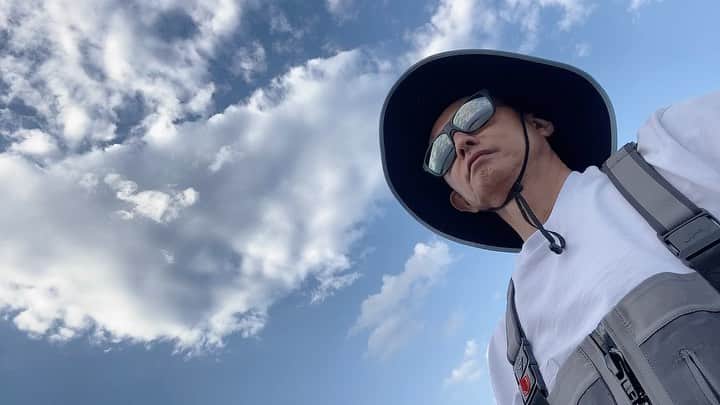 のインスタグラム：「LIFE CAMP 今年も最高でした✨ また来年！  #菅野くんの86cmの雨鱒はすでに事件 #吉木シェフのアウトドア料理はもはやお店 #初夏の屈斜路湖の空気はもう日本じゃない #サカナの大きさ順😳 #ここのフライフィッシングショップは材料現地調達してた😳 #9枚目の写真かなり好き」