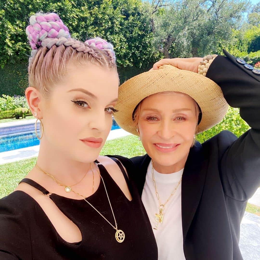 ケリー・オズボーンのインスタグラム：「I love my mum 💜」