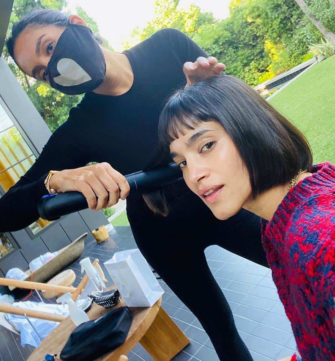 JEN ATKINさんのインスタグラム写真 - (JEN ATKINInstagram)「Masks on for backyard quarantine cuts✂️😷🎉 love you @anhcotran @sofisia7 !」7月11日 7時14分 - jenatkinhair