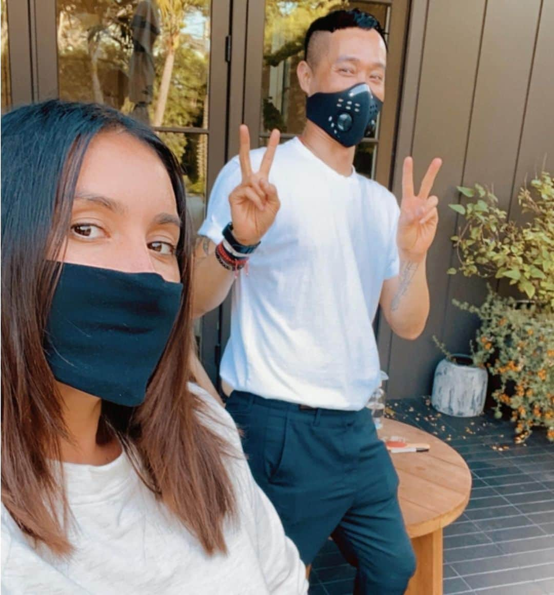 JEN ATKINさんのインスタグラム写真 - (JEN ATKINInstagram)「Masks on for backyard quarantine cuts✂️😷🎉 love you @anhcotran @sofisia7 !」7月11日 7時14分 - jenatkinhair