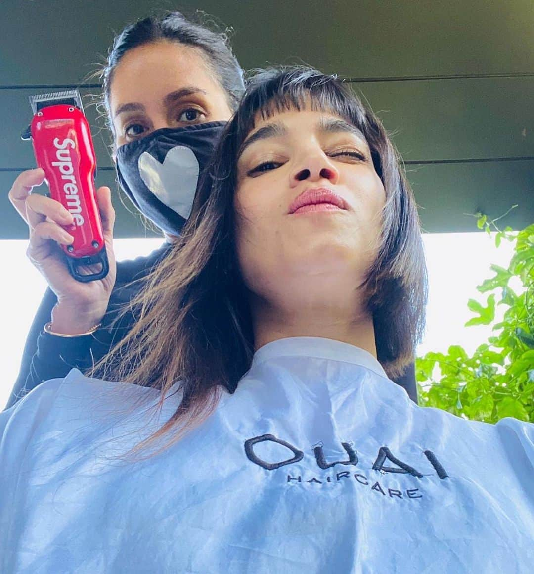 JEN ATKINさんのインスタグラム写真 - (JEN ATKINInstagram)「Masks on for backyard quarantine cuts✂️😷🎉 love you @anhcotran @sofisia7 !」7月11日 7時14分 - jenatkinhair