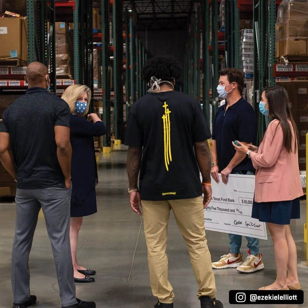 NFLさんのインスタグラム写真 - (NFLInstagram)「Ezekiel Elliott helped deliver an $85,000 check to @northtexasfoodbank, feeding more than 400,000 families this summer. 🙌 (via @ezekielelliott)」7月11日 7時30分 - nfl