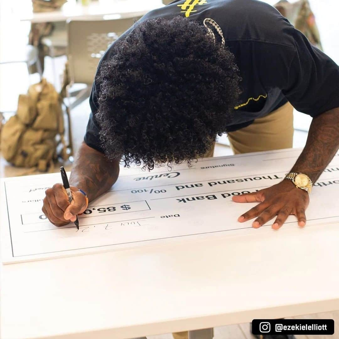 NFLさんのインスタグラム写真 - (NFLInstagram)「Ezekiel Elliott helped deliver an $85,000 check to @northtexasfoodbank, feeding more than 400,000 families this summer. 🙌 (via @ezekielelliott)」7月11日 7時30分 - nfl