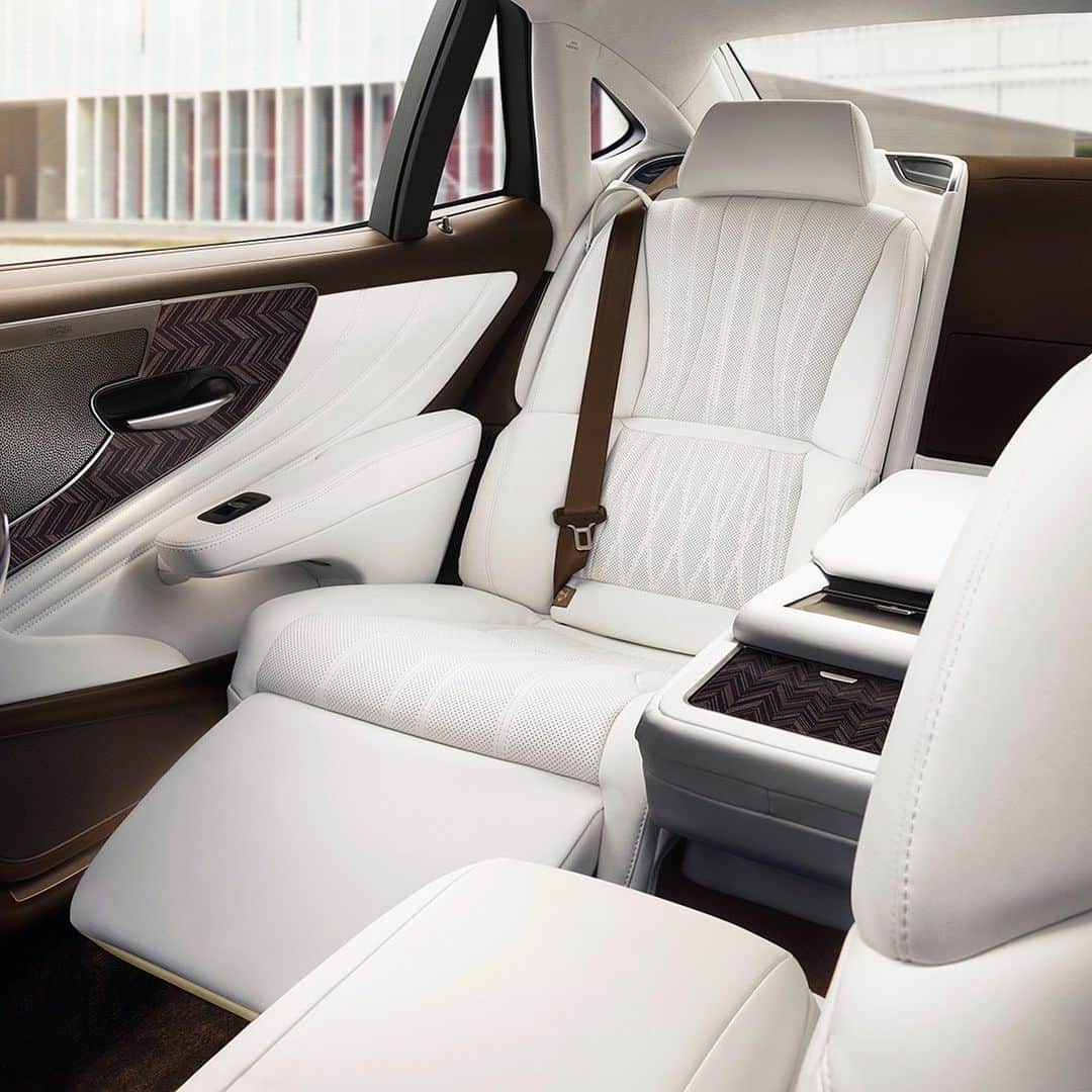 Lexus USAのインスタグラム：「Seven different massage settings. One seat. #LexusLS」