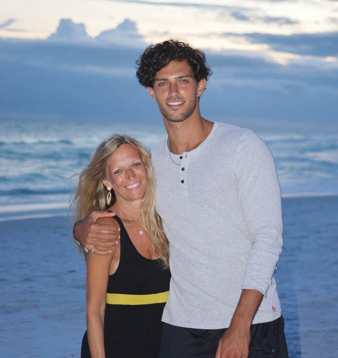 Steven Kellyのインスタグラム：「Happy Birthday to my rockstar of a mom. I don’t even know where to start..   Not only does she have the biggest heart, but she’s the most selfless kind generous person I know. She raised my sister and I all by herself and I wouldn’t want it any other way. I’m the man I am today solely because of her. She never missed one basketball/football/lacrosse game. She stayed in NYC with me right when I started modeling. She came to all my test shoots and castings and even though we had no idea what the heck was going on and was normal or weird, it was always fine because we were together. She flew out to Los Angeles with me and fronted me money when I didn’t have a dollar to my name. She put my needs before hers and spent the week furniture shopping and surprised me with a fully finished apartment. The older I get the more I realize I wouldn’t have accomplished a damn thing if it weren’t for her. We’re a team and I couldn’t take on this crazy life with anyone else. So cheers to you, Mom. Happy birthday and thank you for everything you do. No one else in the world compares.」