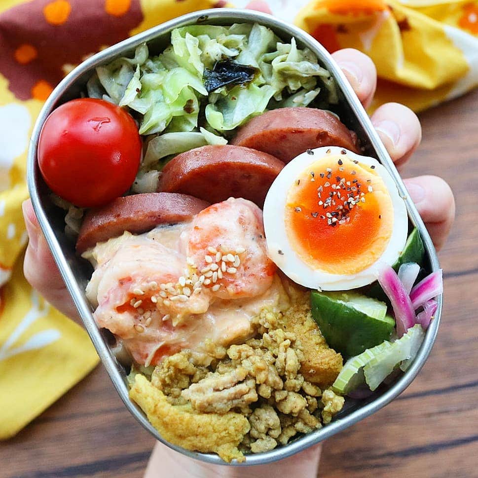 のインスタグラム：「2020/07/11(土) #2020ゆきりち弁当 ＊ おはようございます⋆̩☂︎*̣̩ 雨の朝です。 皆様の地域もゆきりち。地方も 酷い雨になりませんように🙏 ＊ ゆるっと糖質オフのオット弁当🍱 お弁当箱⇒360㎖ ✼••┈┈┈┈••✼••┈┈┈┈••✼ ●ご飯がわりの キャベツの海苔しょうゆ炒め ●オットリクエストの ハンバーグという名のピンクのやつ😂 ●ひき肉と厚揚げのカレー煮☻ ●椎茸と実家産白菜入りエビマヨ ●おかか味玉✪ ●昨日に続き、 なちこさん( @nachico0214 )からもらった 野菜用ピクルスビネガーで 実家産きゅうり＆アーリーレッド、 セロリのピクルス😊✨ ✪→1冊目著書に、 ☻→2冊目著書にレシピあり〼 ✼••┈┈┈┈••✼••┈┈┈┈••✼ 真鶴 田中酒造店 @manatsuru_tanaka さんの 【糀みるく】😍 発酵食品ソムリエのゆきりち。さん、 甘酒にはちょっとうるさいですよ☝️😝 これ、宮城県産ひとめぼれ米糀100パーセントの甘酒。 甘酒と言えば、ご存知飲む点滴。 疲労回復や美容にも効果的だから この夏、マスト。 ゆきりち。はん、夏は 少しシャリシャリさせるのが好き😋♥ アルコール０だし、保存料無添加だから お子様にも安心だよー👍 気になる方は、@manatsuru_tanaka さんへ✨ ストーリーにもオンラインストアへのリンク 貼っとくねー😌 ＊ ゆきりち。2冊目の著書📕お陰様で重版😀 【メリハリ糖質オフ 週明け｢満足サラダ｣と週後半の｢しっかりお肉｣】 (KADOKAWA) プロフ( @yukirichi119 )からAmazonに飛べます📖 --------------------------------------------------- #糀 #糀みるく #甘酒 #pr #発酵食品ソムリエ #ゆきりち #工房アイザワ #昼食 #diet #お弁当 #弁当 #作り置き #食べて痩せる #bento #旦那弁当 #lunchbox #昼ごはん #Japanesefood #炭水化物抜き #地味弁 #ダイエット弁当 #手抜き弁当 #痩せる #ダイエット #bento #夫弁当 #糖質オフ #糖質制限 #痩せたい #発酵食品」