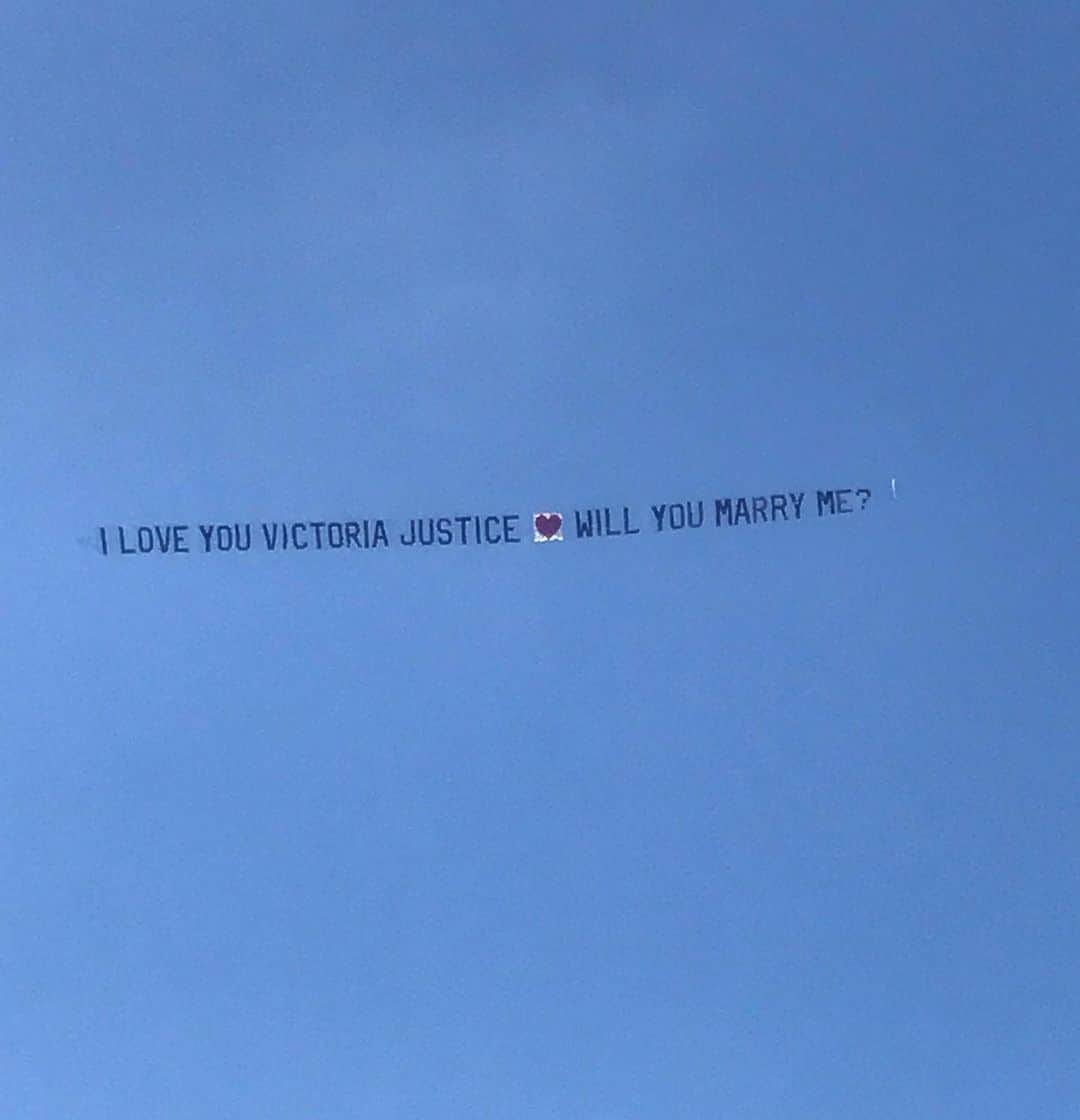 のインスタグラム：「So... apparently this has been flying over Santa Monica today! I got an e mail this morning saying TMZ was ready to break a story about me getting engaged, which is news to me??? Lol. In any case, until this secret admirer reveals themself, I guess my answer is... maybe? 😋  ***and if there’s another Victoria Justice out there who just got proposed to, congrats girl! How romantic 🙈🥰 ALSO, is this not a great plot for a Rom-com?!」