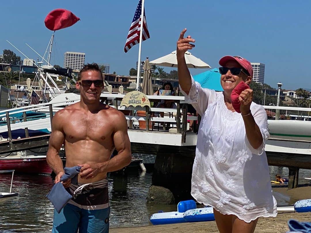 サミュエル・ミクラクのインスタグラム：「Made momma proud this week! Nothing but smiles as we celebrate 🎉 🥰」
