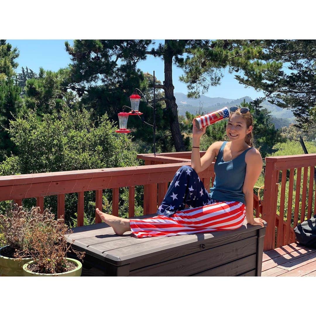 井澤エイミーのインスタグラム：「【井澤、アメリカで元気にやってます👋】  こんな時期によく行くよね。 って結構言われます。  が、  アメリカ来てよかった(^^)  もちろん最善の注意をはらって、ルールにしたがって派手な事は一切してません。  お出かけは公園とか自然界、外食も無し。毎日楽しく自炊♬  アメリカのスーパーは日本に無いものがたーーーーーっくさんで楽しいし。もちろん日本で当たり前に手に入るものが全く手に入らないのもあるけど。アジアンスーパーまで行けば何不自由ないかな(^^)、、、薬味ネギが無いのが個人的にはちょっと痛いけど。ぁ、日本の肉売り場と魚介類売り場は最強だと言う事は置いといてw   3週間とてもいい時間を過ごせました。  次がいつになるかは全く検討つきませんが、ウィズコロナ中の渡米チャレンジは今後も続くかな。  将来的には住む事も視野に入れれるようになった今回の滞在でした😎  ※写真は、インディペンデンスデイを私なりに表現してみた結果ですww 彼と、ルームメイト達とのロードトリップ楽しかったなぁ♬本当にありがとう(^^)  #アメリカ生活 #独立記念日 #インディペンデンスデイ #fourthofjuly #4thofjuly #independenceday #carmel #roadtrip #roommates #ルームメイトがいる生活 #シェアアパート #シェアハウス」