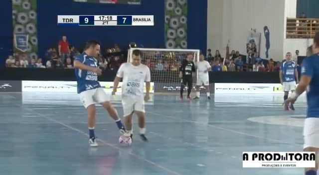 アレッサンドロ・ローザ・ヴィエイラのインスタグラム：「VIDEO- 😱🤷🏻‍♂️😀👑 - Gostam?   Saudade da ⚽️, do público , dos gols ... ❤️」
