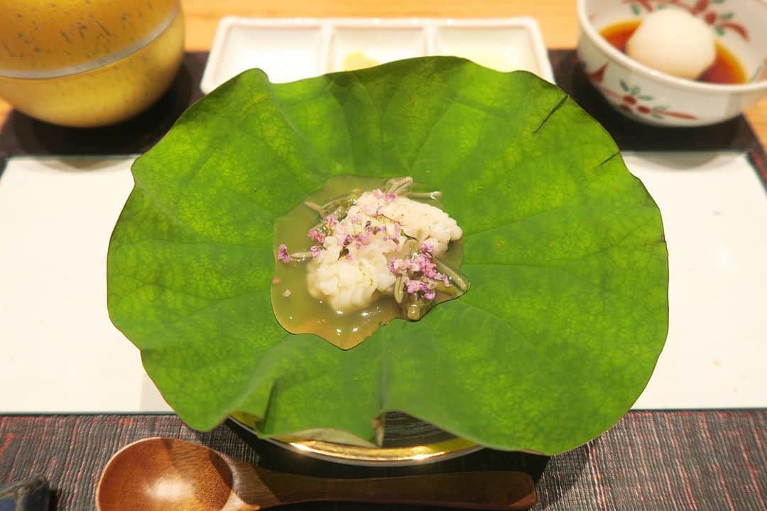 Mai Wakimizuさんのインスタグラム写真 - (Mai WakimizuInstagram)「昨夜のdinnerは天ぷら料理花歩さんにて。ずっと行ってみたかった念願のお店♡天ぷらはもちろん一品ものから最後のデザートまで私好みで、更に毎月食材の内容が変わるのも魅力的でした♡最後、shinkaのお誕生日のお祝いをするかと思いきや、またまた私までお祝いしてもらって（；＿；）このメンバーにお祝いしてもらうのもう何回目だろう。笑(何も知らず、一緒にケーキ買いに行こうとしてごめん。笑)大好きな皆に出産エール貰いました＼(^o^)／仕事もプライベートも全力で楽しんでいて、友達だけど尊敬出来るのがこのコンビ会♡お腹いっぱい胸いっぱいな時間でした♡ #コンビ会#wakkingourmet#花歩#天ぷら料理花歩#神戸」7月11日 8時14分 - wakkin__m