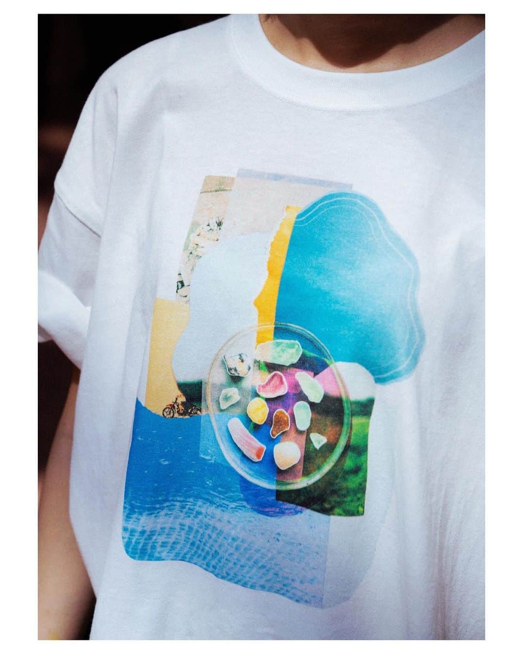 木村華子さんのインスタグラム写真 - (木村華子Instagram)「【オリジナルT予約販売開始！】 何人かの方が、わざわざSNSで「買ったよ！」報告してくれて、はちゃめちゃに嬉しいこちらのTシャツ…。 いつも撮影などでお世話になっている雑誌 @meets_regional さんから、期間限定&受注生産で発売中です!! ・ しかも大変有難いことに、今回はアーティスト支援のドネーション・システムとなっており、製作費を除く売り上げはアーティストに還元されます。 (私の場合、売上は全て新たな作品製作費にさせていただきます！) ・ 注文は私のプロフィールにあるリンクからお願いします。 「８月１日17:00まで」が注文〆切なのでご注意ください！ ・ ※ 案外、老若男女問わず不思議と誰でも一枚でサラッと着こなせる感じになりました◎ ジャケットの中に合わせるのもおすすめ。 ・ ・ ・ #tshirt #tshirts #collage #me #mywork #artist #ig_art #fashion #ootd #ig_fashion #photooftheday #tシャツ #tシャツコーデ #tシャツデザイン #コーデ #コーディネート #ファッション #夏服 #コラージュ #カジュアル #カジュアルコーデ #作品 #夏コーデ #夏服コーデ #ミーツリージョナル #ミーツ #雑誌 #被写体 #コラージュアート #木村華子」7月11日 8時25分 - hanako_kimura_days