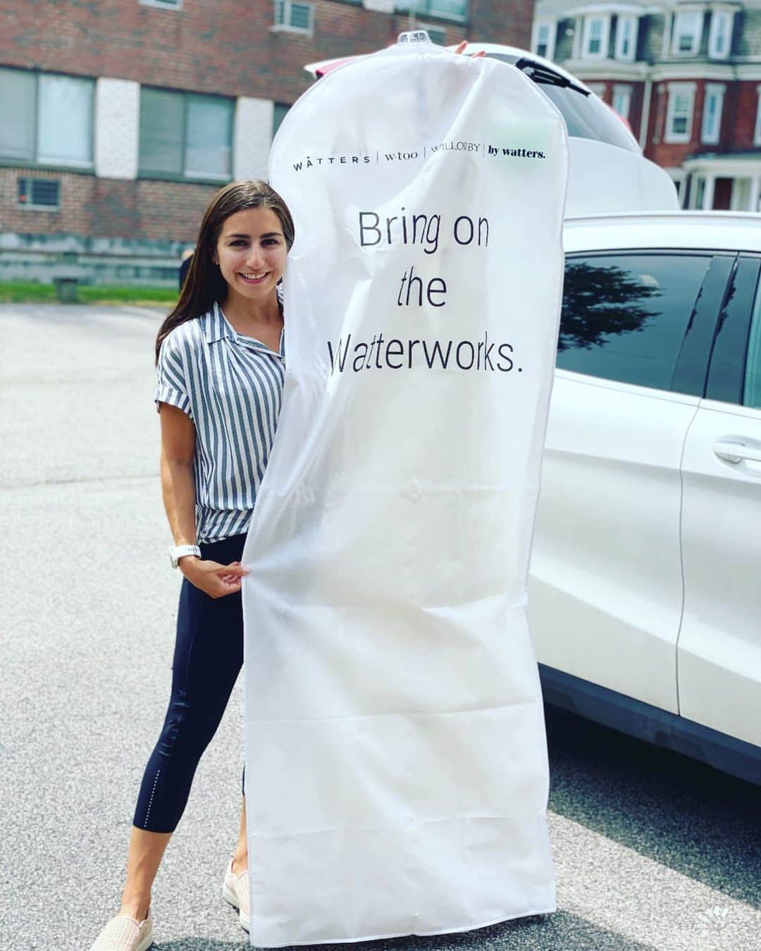 マリッサ・キャステリのインスタグラム：「Bring on the Watterworks! I got my wedding dress. Cannot wait to marry my best friend.🥰. . . . . . #engaged #octoberwedding #whitedress #wedding #wtoobride」
