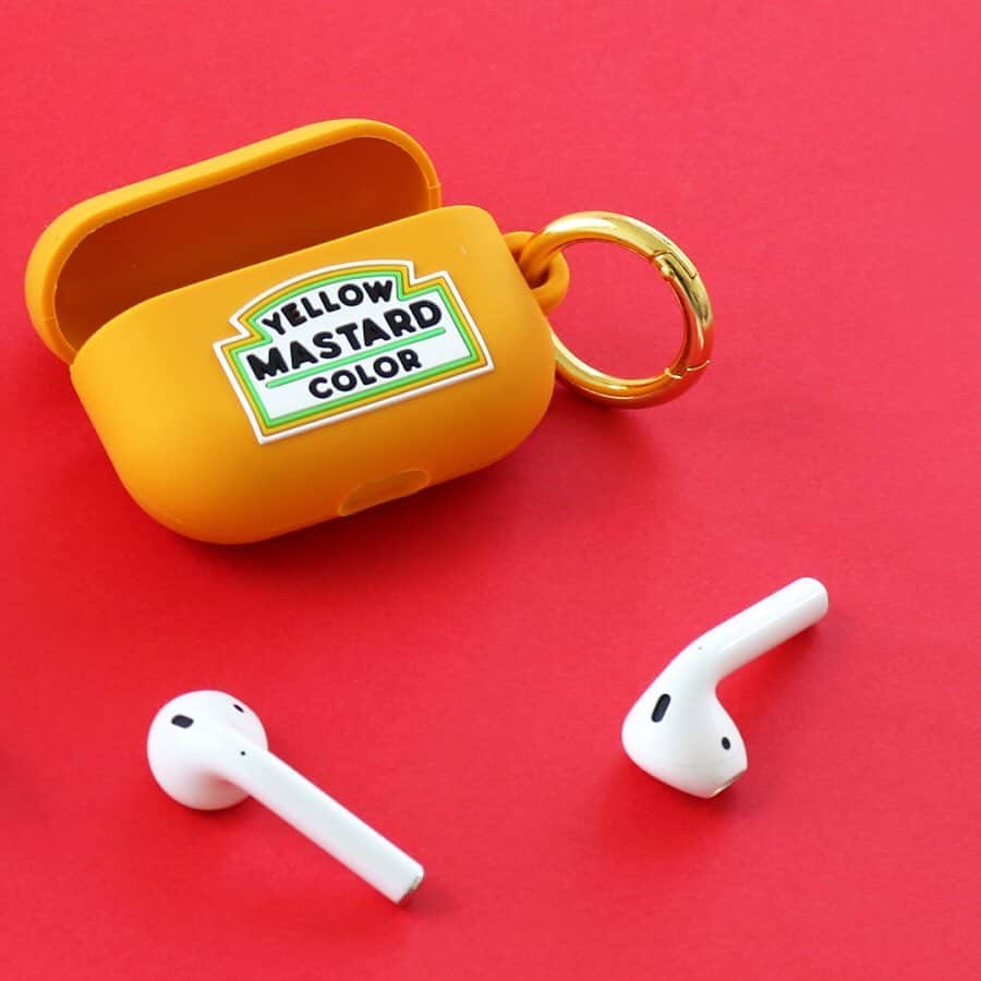 YOOYのインスタグラム：「. . ❗️New Release❗️ . マスタードカラーの AirPods Proケースが新しくリリース✨🌈✨🌈 なんだかお腹が空いてくる🌭 . for AirPods Pro Diner / SILICONE CASE ¥1,400+tax . . . . . #yooy #ヨーイ #accommode #アコモデ #iphone #ケース #ディズニー #ピクサー #サンリオ #キティ #携帯ケース #携帯カバー #スマホケース #オシャレ女子 #オシャレママ #オシャレコーデ #iphoneケース #手帳 #ミッキー #airpodsproケース」