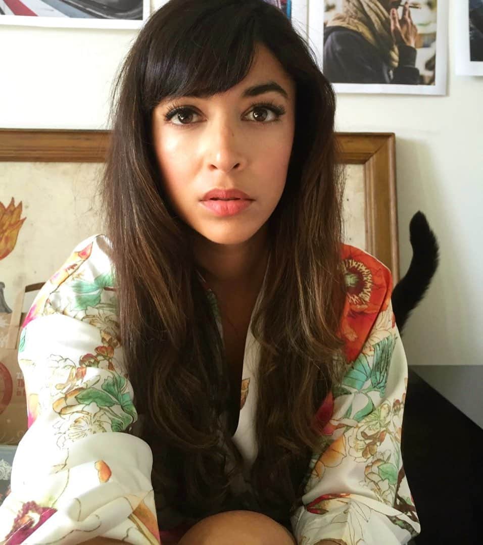 ハンナ・シモンのインスタグラム：「Quarantine Day four hundred bazillion: nap eat on repeat with small breaks to stare out my window general demeanor is one of melancholy with a strong side of apathy so basically I’m a house cat for proof see THE TAIL I HAVE GROWN.」