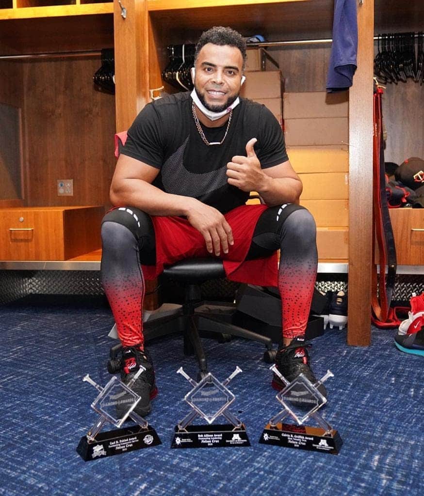 ネルソン・クルーズのインスタグラム：「Thankful for the opportunities that baseball has granted me in giving me a platform to do what I love and give back.  Agradecido por las oportunidades que me ha brindado el béisbol al darme una plataforma para hacer lo que amo y contribuir a la comunidad.」