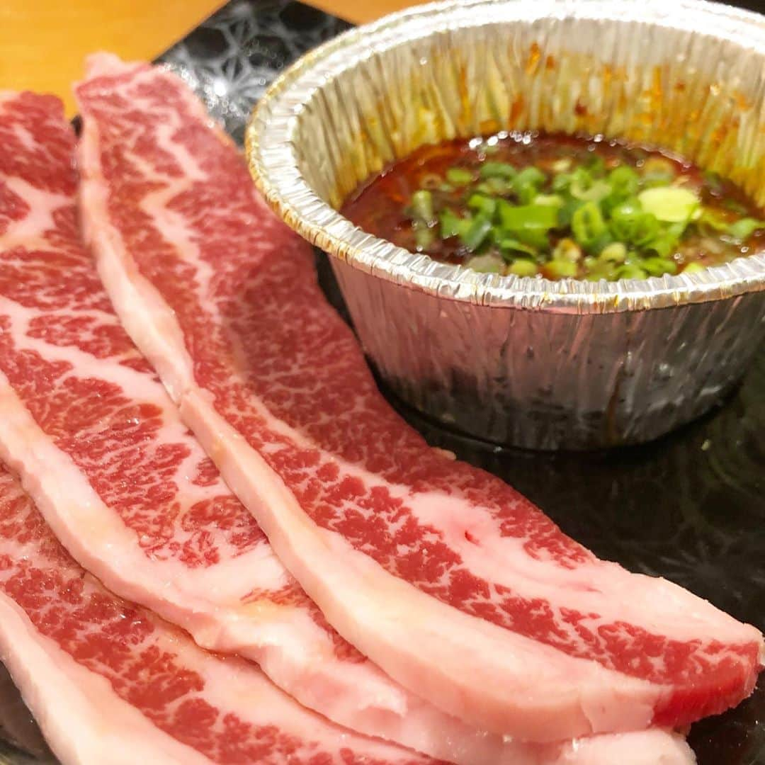 東京肉レポートさんのインスタグラム写真 - (東京肉レポートInstagram)「5月オープンにも関わらず、和牛中心のコースが人気で行列もできる蒲田の「幸せの焼肉食べ放題 かみむら牧場」の期間限定メニュー開発のお手伝いをさせていただいてます！﻿ ﻿ 第1弾として「四川風麻辣ササミ」と「ガリバタビフテキ丼」が登場！前者はピリッと刺激的な麻辣ダレと、ササミの脂の甘さが合う！後者は丼から思い切りかきこんでほしいTHEジャンクな味付けにしました😁﻿ ﻿ リーズナブルな食べ放題業態なので、色々制限もある中でメニュー作るの難しかった…！でもおかげさまでお店でもめちゃくちゃ数出てるみたいです！﻿ ﻿ 注文すると回転寿司みたいな特急レーンで運ばれてきて楽しいよ！公式アカウント @kamimurabokujo でも期間限定メニュー情報見れるので是非フォローしてみてください〜🍖﻿ ﻿ 価格帯：2,980〜3,980円﻿ オススメメニュー：薩摩牛カルビ、黒毛和牛メンチカツ﻿ ﻿ #かみむら牧場 #蒲田 #蒲田グルメ #ハンバーガー #焼肉 #ステーキ #食べ放題 #すき焼き #肉 #和牛 #牛 #グルメ #東京肉レポート #肉レポ #おうちで和牛 #kamimurabokujo #kamata #hamburger #yakiniku #wagyu #beef #steak #instafood #food #foodie #barbecue #bbq #tokyo #tokyo_wagyu_report」7月11日 8時56分 - tokyo_wagyu_report