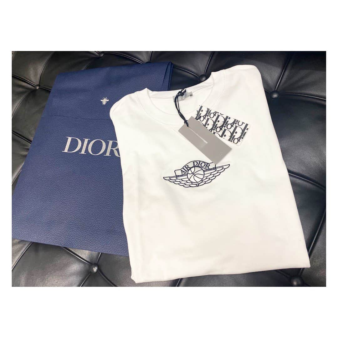 朝日光輝さんのインスタグラム写真 - (朝日光輝Instagram)「✨DIOR JORDAN ✨Ｔシャツ🤩🤩🤩  着る勇気がまだでません💦 * * * * * * * * * * * * #dior#diorjadore #airdior #ディオール#ディオールジョーダン#激レア#Ｔシャツ#貧乏性#なかなか#着れない#最高#ありがとうございます#🙏#🙇‍♂️」7月11日 9時05分 - mitsuteru_asahi