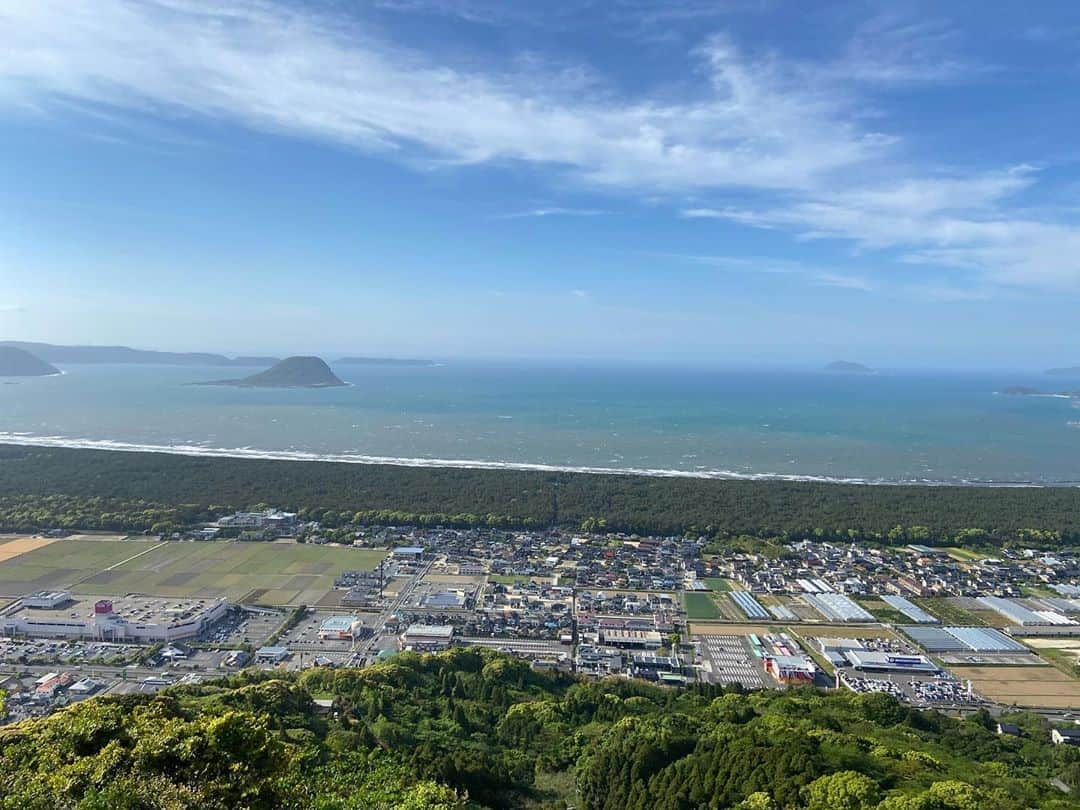 永島あゆみさんのインスタグラム写真 - (永島あゆみInstagram)「☀︎ Good morning まだまだ、大雨の地域が増えており とても心配です😣 九州地域の皆さん、被害を受けた地域の皆さん どうかこれ以上被害が広がらないよう無事を 祈っております ・ コロナの感染者も日に日に人数を増し不安な 思いをされている方も多いと思いますが、、 日々の手洗いうがいや消毒をこまめにする 基本的なことしか出来ませんが一緒に 乗り越えましょうね！！ ・ ・ この写真は以前佐賀県の鏡山に行ったときに展望台から 撮った写真です！ とっても美しくて長時間いました😊 自然はとても美しいものですが時には恐怖に 変えてしまうもの…… 穏やかな日々が訪れますように ・ 今日も皆さんにとってステキな1日になりますように😇✨」7月11日 9時13分 - ayumi_nagashima_official