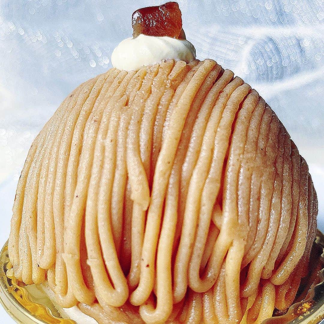 里井真由美さんのインスタグラム写真 - (里井真由美Instagram)「#montblanc #chestnut  🇫🇷フランス栗モンブランでございます〜 ・ ・ →2枚め断面)上品なグラデーション♡生クリーム・栗クリーム・メレンゲがふわ〜っと一気に融合します。で、後からほんのりお酒が香る〜♡ ・ ・ 東京麹町で、40年の歴史を誇るパティシエ・シマさんのモンブラン。 上品で上質なフランス栗モンブランと言えば♡の人気スイーツ🌰🌰🌰 @patissiershima ・ ・ お店のショーケースにはケーキの種類がすご〜〜く豊富なんです❤️😌🇫🇷 ・ ・ スペシャリテのクレームダンジュや定番ケーキ、季節の果物ケーキ、チョコや栗など秋冬イメージのものも、いつもちゃんとあって、すごく嬉しい♡ ・ ・ 行くと徹シェフとつい長話しちゃうのですが、ケーキや従業員さんへの愛いっぱい感じるエピソードがたくさん伺えます。 さすが！愛され続ける名店でございます♡ @torushimadatokyo  ・ ・ 食パンの新商品も出ました！またご紹介しますね🍞🥰 ・ ・ 今日もお疲れ様でございます✨😌🙏 ・ ・ #パティシエシマ #麹町 #モンブランの世界#栗#和栗#栗スイーツ#モンブラン#里井真由美#衣替えモンブラン#Gâteauauxmarrons#零食#さといいね#스위트#ありが糖運動#まゆログ#甜食#着物#kimono#kimonostyle#fromgram#Chestnutcake#밤케이크#フードジャーナリスト里井真由美#断面モンブラン#蛋糕#断面フェチ#栗子蛋糕」7月11日 20時13分 - mayumi.satoi