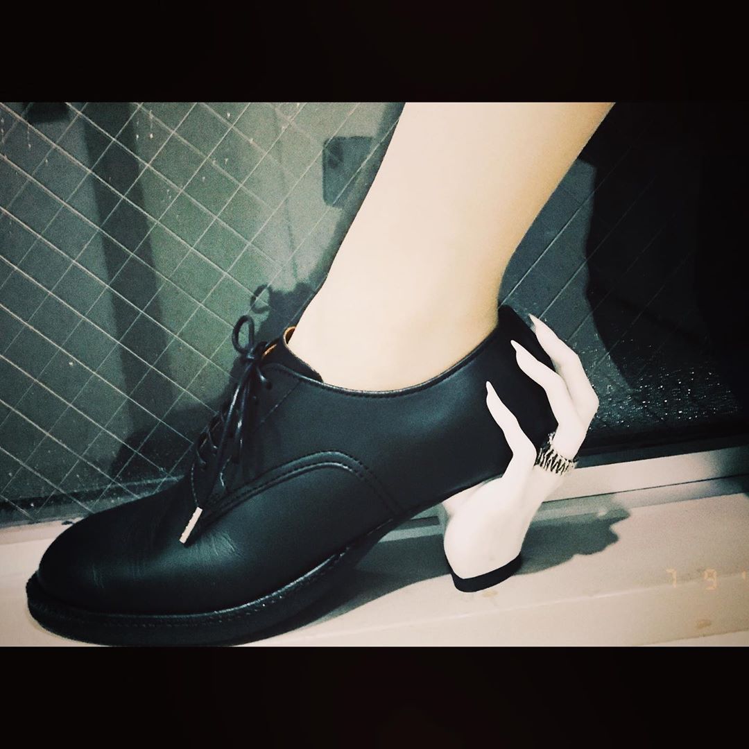 こばしり。さんのインスタグラム写真 - (こばしり。Instagram)「ha｜za｜ma ( @ha_za_ma )のお洋服...と革靴👞﻿ ﻿ ワンピースも靴も可愛すぎて沢山写真撮りたくなってしまうし、着るとウキウキして凄く人に見せたくなる👀﻿ ﻿ #hazama #fashion #hazama_fashion」7月11日 18時46分 - lovetomato_24