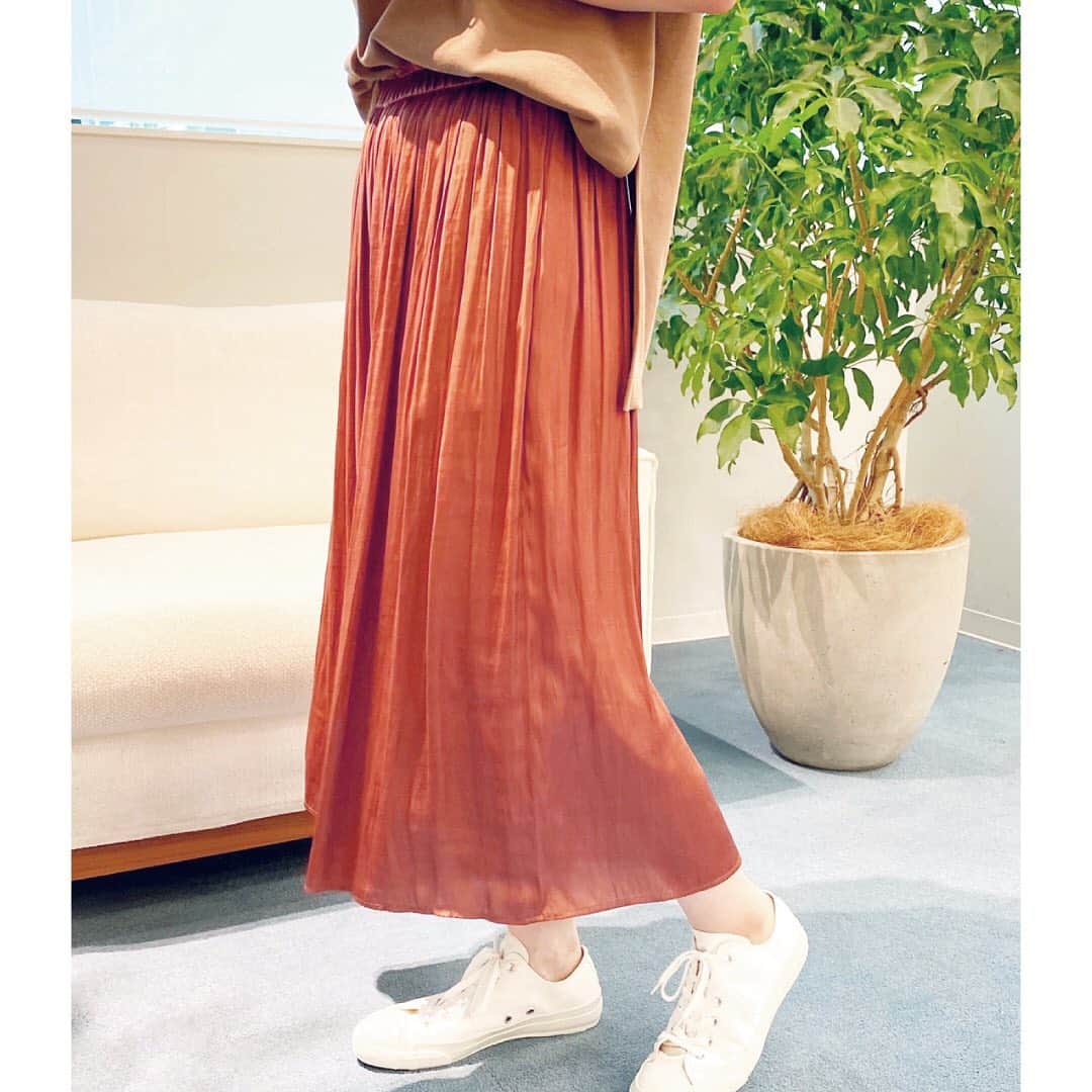 kumikyokuさんのインスタグラム写真 - (kumikyokuInstagram)「大ヒット！オールシーズン着られる﻿ “ヴィンテージサテンギャザーボトム″に﻿ 盛夏から秋かけて使える新色が登場！﻿ ﻿ ふんわり軽やか風になびく﻿ ドレープを愉しめるギャザーパンツ。﻿ ﻿ フレアスカートのような﻿ ボリューム感がありつつ﻿ スカート見えのパンツなので履きやすさ抜群！﻿ 程よい光沢感と艶やかな質感﻿ 落ち感が女性らしさを醸し出してくれる一枚。﻿ ﻿ ライトグレーとオールドローズが﻿ 新色として追加されました！﻿ ﻿ 2枚目の動画は音声ONにてご覧ください。﻿ ﻿ PANTS：﻿ ［PRWXBM0204］￥9,800＋tax﻿ ﻿ ［商品番号］検索方法﻿ S（小さい）サイズのお客様：WX→W2に変更﻿ L（大きい）サイズのお客様：WX→WLに変更﻿ ※レギュラーサイズのページからもリンクにてご覧いただけます。﻿ ﻿ ◆ONLINE STORE（https://crosset.onward.co.jp/shop/kumikyoku/）で、ご自宅でのShoppingも、ぜひお楽しみくださいませ。﻿ ﻿ ☆☆気に入った投稿は保存してくださいね☆☆﻿ ﻿ #組曲 #kumikyoku #オンワード樫山 #フレンチカジュアル #フレンチコーデ #マリンコーデ #summer #夏コーデ #カジュアルコーデ #きれいめコーデ  #大人フェミニンコーデ #ヴィンテージサテンギャザーボトム #スカート見えパンツ #着映えパンツ #ストレスフリー #秋まで着られる　#晩夏にオススメ #シーズンレス #しわになりにくい #自宅で洗える #ホームケア #ワンマイルコーデ #onwardcrosset  #StayStylish #onward_staystylish」7月11日 18時46分 - kumikyoku_jp