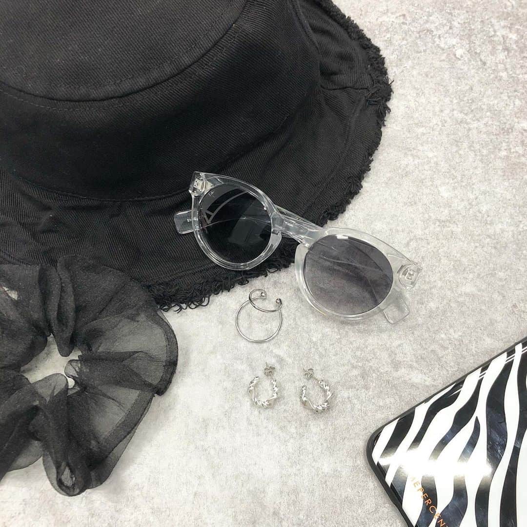 Me%さんのインスタグラム写真 - (Me%Instagram)「bucket hat×clear sunglasses ———— フリンジバケットハット(item894137) クリアフロントシルバーメガネ(item871799)  トレンドのバケットハットに新しいデザインが登場。 フリンジデザインがポイントでオシャレに。 ツバにはワイヤーが入っているので形を変えることができます。 バケットハットにクリアメガネで今年っぽコーデの完成。 ———— #mepercent  #newarrivals  #buckethat #hat  #summeritem #sunglasses  #piece #earrings #バケットハット #クリアメガネ」7月11日 18時39分 - me_percent