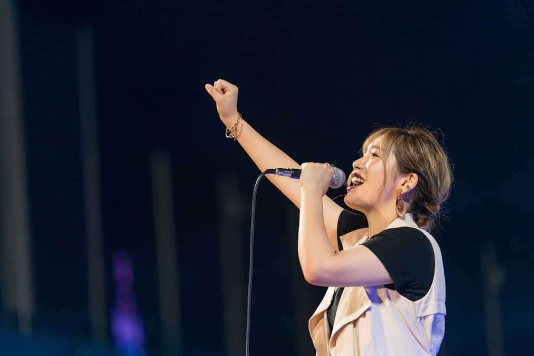 acaneのインスタグラム：「・ 音楽がだいすきです。 ・ でも目の前に聴いてくれる人がいて acaneと目が合うと 嬉しそうな顔をしてくれることが もっとだいすきです。 ・ たぶん音楽がすきというより acaneのうたを 聴いてくれる人がすきです。 ・ 何が言いたいかというと 人との繋がりを感じたくて 音楽をしています。 ・ すきな人たちと繋がれる音楽を 仕事にできて幸せです。 ・ 言いたいこと伝わる？🧐わら ・ photo by やすちんさん @yasuchin190」