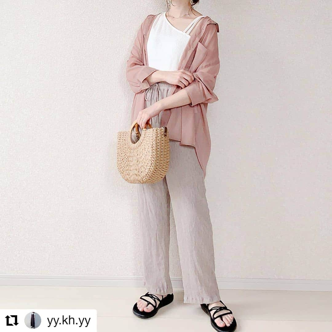 ハニーズ公式さんのインスタグラム写真 - (ハニーズ公式Instagram)「#Repost @yy.kh.yy﻿ • • • • • •﻿ ﻿ 673-61-8831 ④ピンク﻿ 『シアーオーバーシャツ』￥1,980﻿ ﻿ 591-13-6200 ①オフ﻿ 『アシメタンクトップ』￥980﻿ ﻿ 673-73-0100 ⑨ベージュ﻿ 『イージーストレートパンツ』￥1,980﻿ ﻿ 253-121-6874 ⑨ベージュ﻿ 『雑材ラウンドBag』￥2,480﻿ ﻿ @yy.kh.yyさんの投稿です。﻿ 素敵な投稿ありがとうございます。﻿ ﻿ • • • • • • ﻿ ﻿ ☺︎﻿ #全身ハニーズコーデ﻿ です♡﻿ ﻿ #イージーストレートパンツ　S﻿ #シアーシャツ　M﻿ #タンクトップ　S﻿ #雑材ラウンドバック ﻿ ﻿ 足元は﻿ #teva 23﻿ #voyainfinity ﻿ ：﻿ #honeys﻿ #ハニーズ﻿ #ハニマニ ﻿ #プチプラ﻿ #プチプラコーデ﻿ #150cm ﻿ #150cmコーデ ﻿ #夏コーデ ﻿ #tevaサンダル ﻿ #テバサンダル﻿ #おうちteva ﻿ #ママコーデ﻿ #kiteko ﻿ #男の子ママ ﻿ #女の子ママ ﻿ #3人ママ ﻿ #大人ガーリー ﻿ #petrel_jp ﻿ #ママコーデ ﻿ #ママスタ夏コーデ コーデ ﻿ #mamagirl」7月11日 18時44分 - honeysofficial