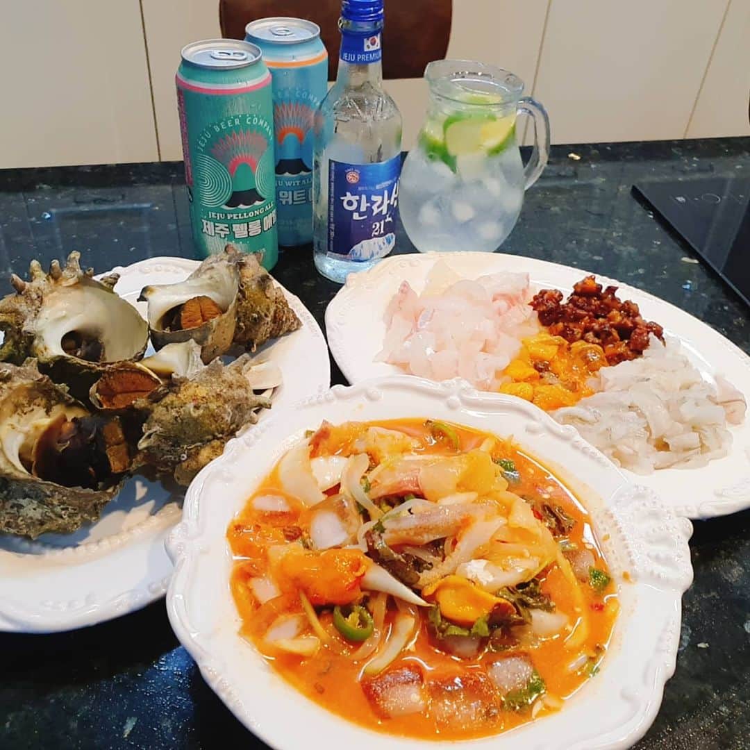 チョン・ダへのインスタグラム：「오늘은 이제 그만 쉬자. ᆞ ᆞ 마트 세군데서 공수한 수산물로 내가 만든 최강 물회👍 남편이 평생 먹어본 물회 중 최고라고....🤗 근데 사진은 진짜 못 찍는다고... 😠」