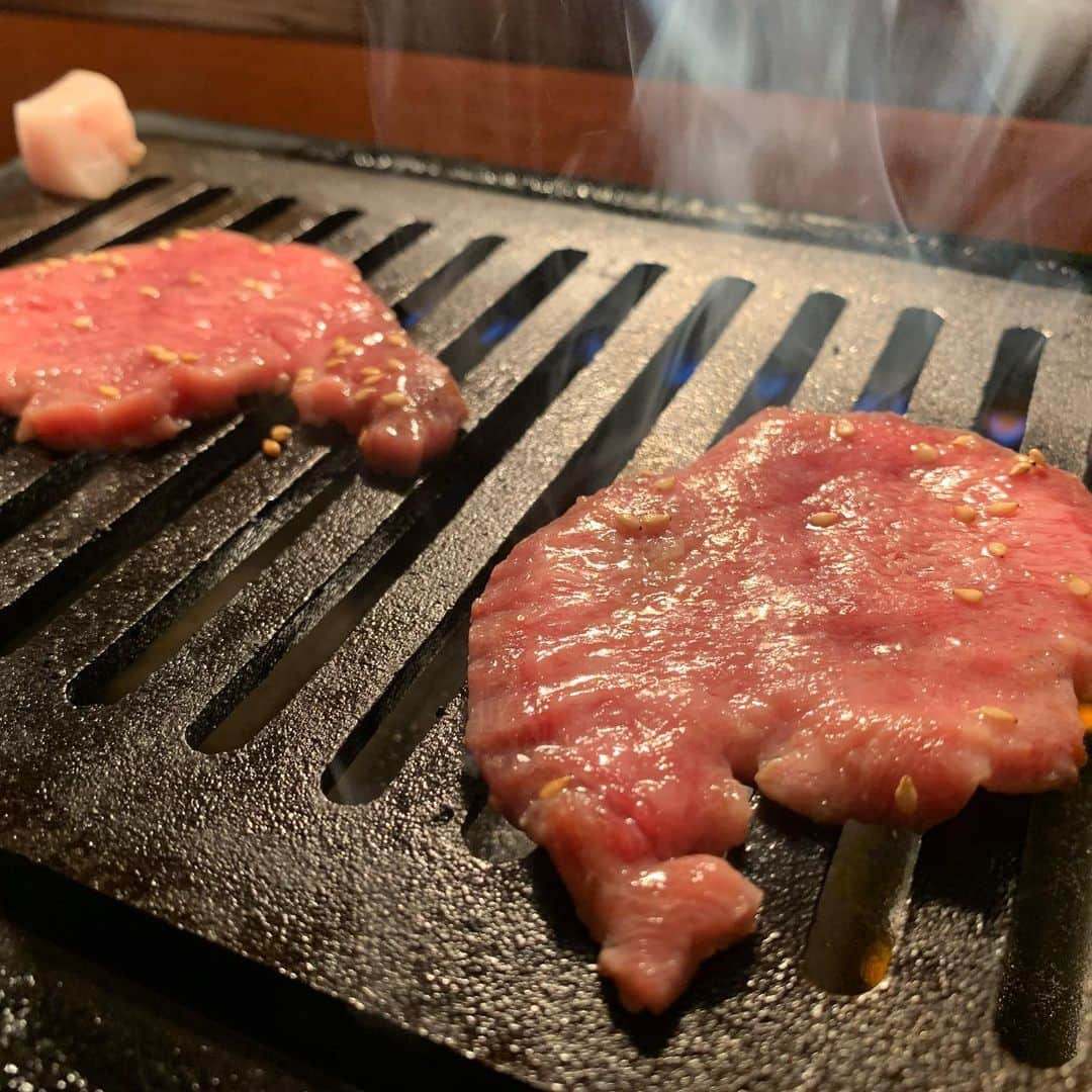 戸田めぐみのインスタグラム：「仕事と仕事の合間。 夕飯に焼肉を食べました。  早い時間だったからお店には私だけ😊 パッと入って、サッと焼いて出た。  夜も頑張るぞ…！  #焼肉」