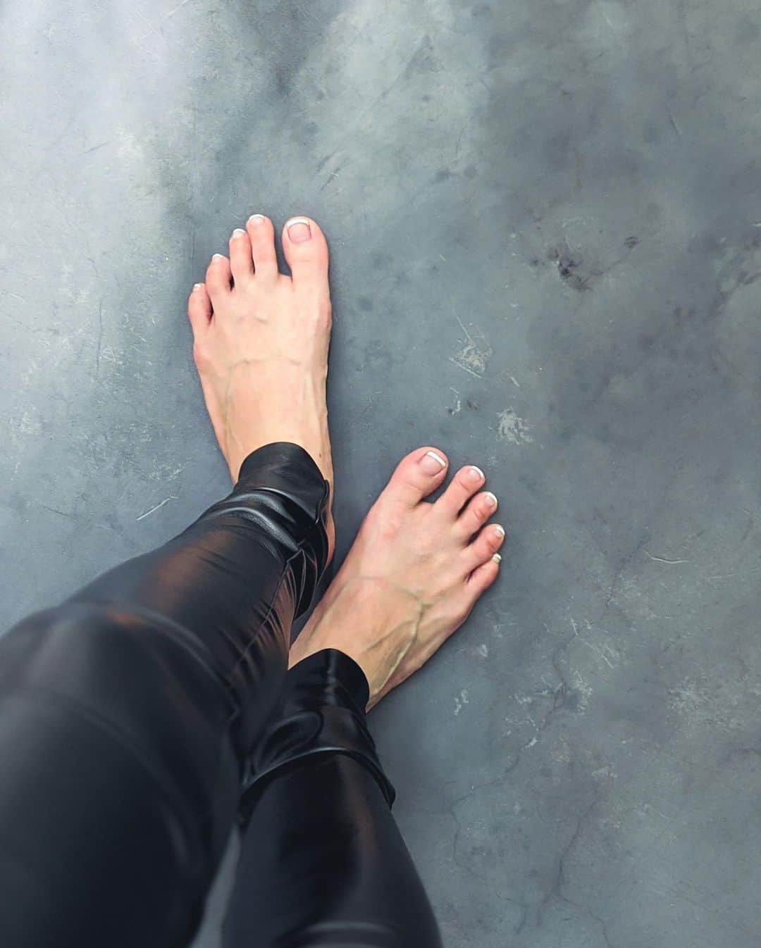 鈴木淳子さんのインスタグラム写真 - (鈴木淳子Instagram)「New simple foot nails by @number76_chisako 🐈❤️ 人生で初めてフレンチネイルにしてもらったけど、足が綺麗に見える。 大人ネイルや。 ちさこさん ありがとう☺️  いつもヘアカラーをしている美容院　　@number76_tokyo の地下に  ネイル&アイサロン @number76_nail_eyelash  がオープンしました！！㊗️  ネイルって家でもできるけど、やはりプロの手に掛かると、手も足も見違えて綺麗になる。つるんてする。 自分の小さな幸せが出来るのっていいよね。  最近思うの。自粛は当然だし、気を付けるのも大変だけど、マスクもアルコール携帯も当たり前になった。  実は悲しいことに、近所で好きだったお店が無くなったりしました😭 そんなこともあり、少しずつ、近所のお店でご飯を食べたり、テイクアウトしたり、自分のケアをしたりしています。 ストレスが無いように 色んな角度で調整中。  表参道駅からすぐなので、チェックしてみてね👍🏼」7月11日 18時49分 - junkosuzuki