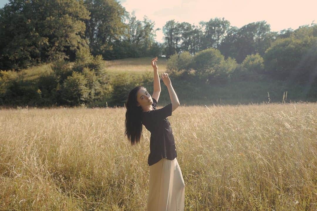 クリスティナ・バザンさんのインスタグラム写真 - (クリスティナ・バザンInstagram)「Have been creating and writing the last couple of weeks in my hometown in Switzerland, getting lost in the fields, making one with nature and it’s wilderness. I’ve found that there is nothing more delectable than a bit of cbd to create and ease into flow, as part of a beautiful ritual and conversation with the inward and outward worlds. I had the pleasure to partner with @matruecannabis, a swiss cannabis/cbd brand that crafts high quality magic herbs from Switzerland, all manufactured sourced locally and made with love 🌿 #matruecannabis #cbd」7月11日 18時50分 - kristinabazan