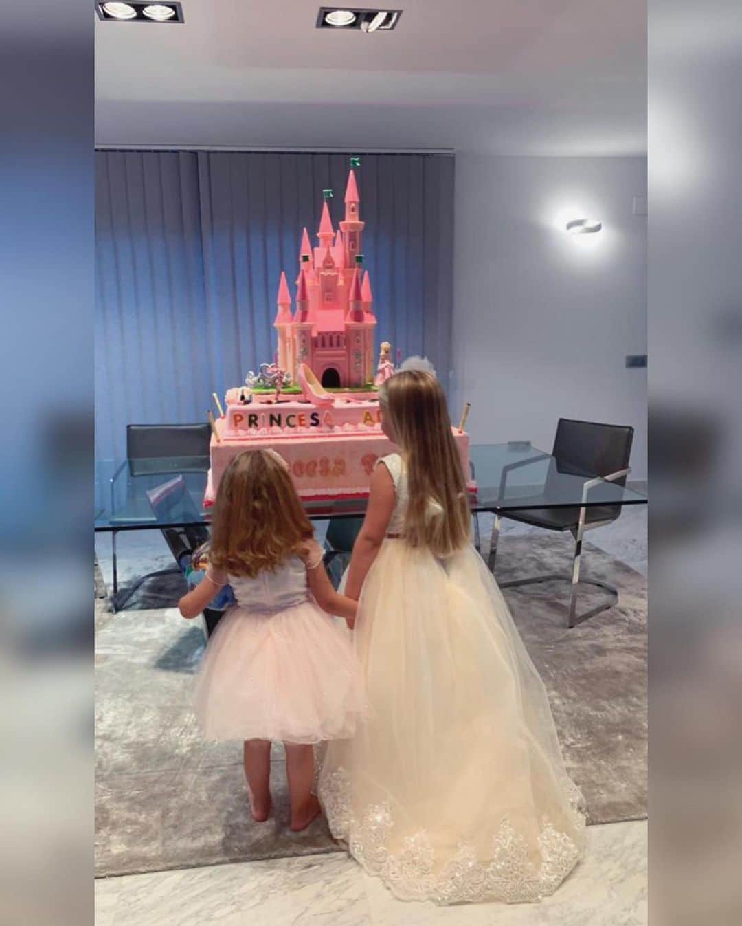 イヴァン・ラキティッチのインスタグラム：「Mi sol, mi princesa, ¡hoy llegas a los 7 años!  Este último año has cambiado mucho, has crecido, y has ido formando cada vez más tu personalidad, ¡que me encanta! Pues eres divertida, te gusta mucho reír y pasarlo bien. Siento orgullo de que seas mi hija, me has demostrado que con una sonrisa pueden cambiarse muchas cosas, y adoro cuando me cuentas tus historias, ¡la intensidad con la que vives todo es maravillosa!  Disfruta de tu día, FELIZ CUMPLEAÑOS Princesa 👸🎂😍 #cumpleaños #althea #7años #princesa #orgullosopapá #teamo @raquel_mauri」