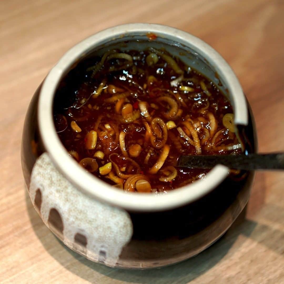 デパぐるッ！福岡さんのインスタグラム写真 - (デパぐるッ！福岡Instagram)「期間限定❗️A5ランク“仙台牛”のコースがなんと2980円😍⠀ ⠀ バリよかッ!グルメでは＼飲食店応援企画を開催中／⠀⠀ 「#つながろう福岡 」をつけて投稿いただいた中から⠀⠀ バリよかがビビッときたお店を取材しています📸⠀⠀ ※7月31日(金)まで⠀⠀ ⠀ 今回ご紹介するのは、⠀ 城南区七隈にある「やきにく 飛牛」🥩⠀⠀⠀ ⠀⠀ お客さんは地元のファミリー層や学生さん、⠀ サラリーマンの方々が中心で、⠀ 良質な焼肉をリーズナブルに提供しており、⠀⠀ 特にコスパ抜群の「期間限定コース」は⠀⠀ 要チェックです☝️👀⠀⠀ ⠀⠀ 今回スタッフさんがイチ押しだったのが、⠀ 7月から期間限定の⠀⠀ 「仙台牛！真夏の赤身コース」✨⠀⠀ ⠀ メインの“仙台牛”の極上赤身のほか、⠀ ・仙台牛上赤身⠀ ・和牛稀少部位⠀ ・牛タン⠀ ・黒毛和牛上ホルモン⠀ など全13品が⠀ たった2980円(税別)で楽しめるという⠀⠀ 半端ないコスパのコースです❗️⠀ ⠀ 厳しい基準をクリアし、⠀ 5等級しか名乗れない“仙台牛”の赤身は⠀ ひと口食べるとお肉の甘みと旨みがじゅわ～😍⠀ 赤身とは思えない口どけに悶絶…🤤⠀ 自家製だという秘伝のネギダレとの⠀ 相性も最高です👏⠀ ⠀⠀ また、サイドメニューにもこだわりあり☝︎⠀⠀ ・キムチ納豆とろろ⠀ ・ヨーグルトとパンプキンの彩り野菜サラダ⠀ ・大根と人参と小松菜のお味噌汁⠀ などなどこんな時期だからこそ、⠀ 免疫力ＵＰを意識し、お客さんの体のことを⠀ 徹底して考えたメニューになっています❗️⠀ ⠀ スタッフさんが言うには、⠀ この価格で仙台牛を提供するのは⠀ 正直厳しいとのことでしたが、⠀ こんな時期だからこそ美味しいお肉を⠀ 楽しく召し上がってほしいという思いなんだそう☺️⠀ ⠀ お店は地下鉄七隈線七隈駅から徒歩9分🚶‍♂️⠀⠀ 駐車場もあるので、車でも気軽に行けますよ🚗⠀⠀ ⠀ 美味しいお肉を食べて、⠀ 元気出していきましょ〜😆⠀ ⠀⠀ 「牛タン弁当」や「旨辛ハラミ弁当」など⠀⠀ テイクアウトメニューも豊富なので、⠀ ぜひお店の公式アカウントもチェックしてみて☝︎⠀⠀ ⠀⠀⠀⠀ →@higyu864⠀⠀ ⠀⠀ 【 メニュー(税別)】⠀⠀⠀ 仙台牛！真夏の赤身コース 1人前2980円⠀⠀ ※コースは2人前より注文できます(写真は2人前)⠀ ※仙台牛のコースは8月末までの予定⠀ 【 店名 】⠀⠀⠀ やきにく 飛牛(ひぎゅう)⠀⠀ 【 住所 】⠀⠀⠀ 福岡市城南区七隈5-21-8⠀⠀ 【 営業時間 】⠀⠀ 《店内営業》⠀ 17：00～24：00⠀ 《テイクアウト》⠀ 平日 17：00～23：30⠀ 土・日 11：30～14：00/17：00～23：30⠀ 【 定休日 】⠀⠀⠀⠀ 不定休⠀⠀⠀ ⠀ ⠀ #バリよかグルメ#グルメ#グルメ好きな人と繋がりたい #テイクアウト#テイクアウトグルメ#福岡テイクアウト #おもちかえりなさい#おもちかえりなさい福岡 #福岡グルメ#福岡ごはん#福岡ランチ#福岡ディナー #福岡焼肉#福大生#福岡大学#福大 #七隈#七隈駅#七隈グルメ#城南区#城南区グルメ#城南区ランチ #仙台牛#a5ランク#焼き肉#焼肉#焼肉大好き#肉好き #やきにく飛牛」7月11日 19時00分 - arne_gourmet