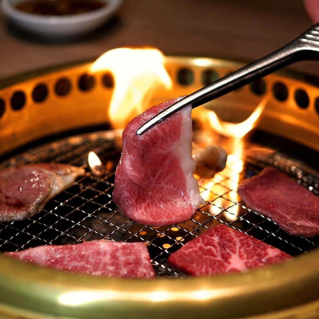 デパぐるッ！福岡さんのインスタグラム写真 - (デパぐるッ！福岡Instagram)「期間限定❗️A5ランク“仙台牛”のコースがなんと2980円😍⠀ ⠀ バリよかッ!グルメでは＼飲食店応援企画を開催中／⠀⠀ 「#つながろう福岡 」をつけて投稿いただいた中から⠀⠀ バリよかがビビッときたお店を取材しています📸⠀⠀ ※7月31日(金)まで⠀⠀ ⠀ 今回ご紹介するのは、⠀ 城南区七隈にある「やきにく 飛牛」🥩⠀⠀⠀ ⠀⠀ お客さんは地元のファミリー層や学生さん、⠀ サラリーマンの方々が中心で、⠀ 良質な焼肉をリーズナブルに提供しており、⠀⠀ 特にコスパ抜群の「期間限定コース」は⠀⠀ 要チェックです☝️👀⠀⠀ ⠀⠀ 今回スタッフさんがイチ押しだったのが、⠀ 7月から期間限定の⠀⠀ 「仙台牛！真夏の赤身コース」✨⠀⠀ ⠀ メインの“仙台牛”の極上赤身のほか、⠀ ・仙台牛上赤身⠀ ・和牛稀少部位⠀ ・牛タン⠀ ・黒毛和牛上ホルモン⠀ など全13品が⠀ たった2980円(税別)で楽しめるという⠀⠀ 半端ないコスパのコースです❗️⠀ ⠀ 厳しい基準をクリアし、⠀ 5等級しか名乗れない“仙台牛”の赤身は⠀ ひと口食べるとお肉の甘みと旨みがじゅわ～😍⠀ 赤身とは思えない口どけに悶絶…🤤⠀ 自家製だという秘伝のネギダレとの⠀ 相性も最高です👏⠀ ⠀⠀ また、サイドメニューにもこだわりあり☝︎⠀⠀ ・キムチ納豆とろろ⠀ ・ヨーグルトとパンプキンの彩り野菜サラダ⠀ ・大根と人参と小松菜のお味噌汁⠀ などなどこんな時期だからこそ、⠀ 免疫力ＵＰを意識し、お客さんの体のことを⠀ 徹底して考えたメニューになっています❗️⠀ ⠀ スタッフさんが言うには、⠀ この価格で仙台牛を提供するのは⠀ 正直厳しいとのことでしたが、⠀ こんな時期だからこそ美味しいお肉を⠀ 楽しく召し上がってほしいという思いなんだそう☺️⠀ ⠀ お店は地下鉄七隈線七隈駅から徒歩9分🚶‍♂️⠀⠀ 駐車場もあるので、車でも気軽に行けますよ🚗⠀⠀ ⠀ 美味しいお肉を食べて、⠀ 元気出していきましょ〜😆⠀ ⠀⠀ 「牛タン弁当」や「旨辛ハラミ弁当」など⠀⠀ テイクアウトメニューも豊富なので、⠀ ぜひお店の公式アカウントもチェックしてみて☝︎⠀⠀ ⠀⠀⠀⠀ →@higyu864⠀⠀ ⠀⠀ 【 メニュー(税別)】⠀⠀⠀ 仙台牛！真夏の赤身コース 1人前2980円⠀⠀ ※コースは2人前より注文できます(写真は2人前)⠀ ※仙台牛のコースは8月末までの予定⠀ 【 店名 】⠀⠀⠀ やきにく 飛牛(ひぎゅう)⠀⠀ 【 住所 】⠀⠀⠀ 福岡市城南区七隈5-21-8⠀⠀ 【 営業時間 】⠀⠀ 《店内営業》⠀ 17：00～24：00⠀ 《テイクアウト》⠀ 平日 17：00～23：30⠀ 土・日 11：30～14：00/17：00～23：30⠀ 【 定休日 】⠀⠀⠀⠀ 不定休⠀⠀⠀ ⠀ ⠀ #バリよかグルメ#グルメ#グルメ好きな人と繋がりたい #テイクアウト#テイクアウトグルメ#福岡テイクアウト #おもちかえりなさい#おもちかえりなさい福岡 #福岡グルメ#福岡ごはん#福岡ランチ#福岡ディナー #福岡焼肉#福大生#福岡大学#福大 #七隈#七隈駅#七隈グルメ#城南区#城南区グルメ#城南区ランチ #仙台牛#a5ランク#焼き肉#焼肉#焼肉大好き#肉好き #やきにく飛牛」7月11日 19時00分 - arne_gourmet
