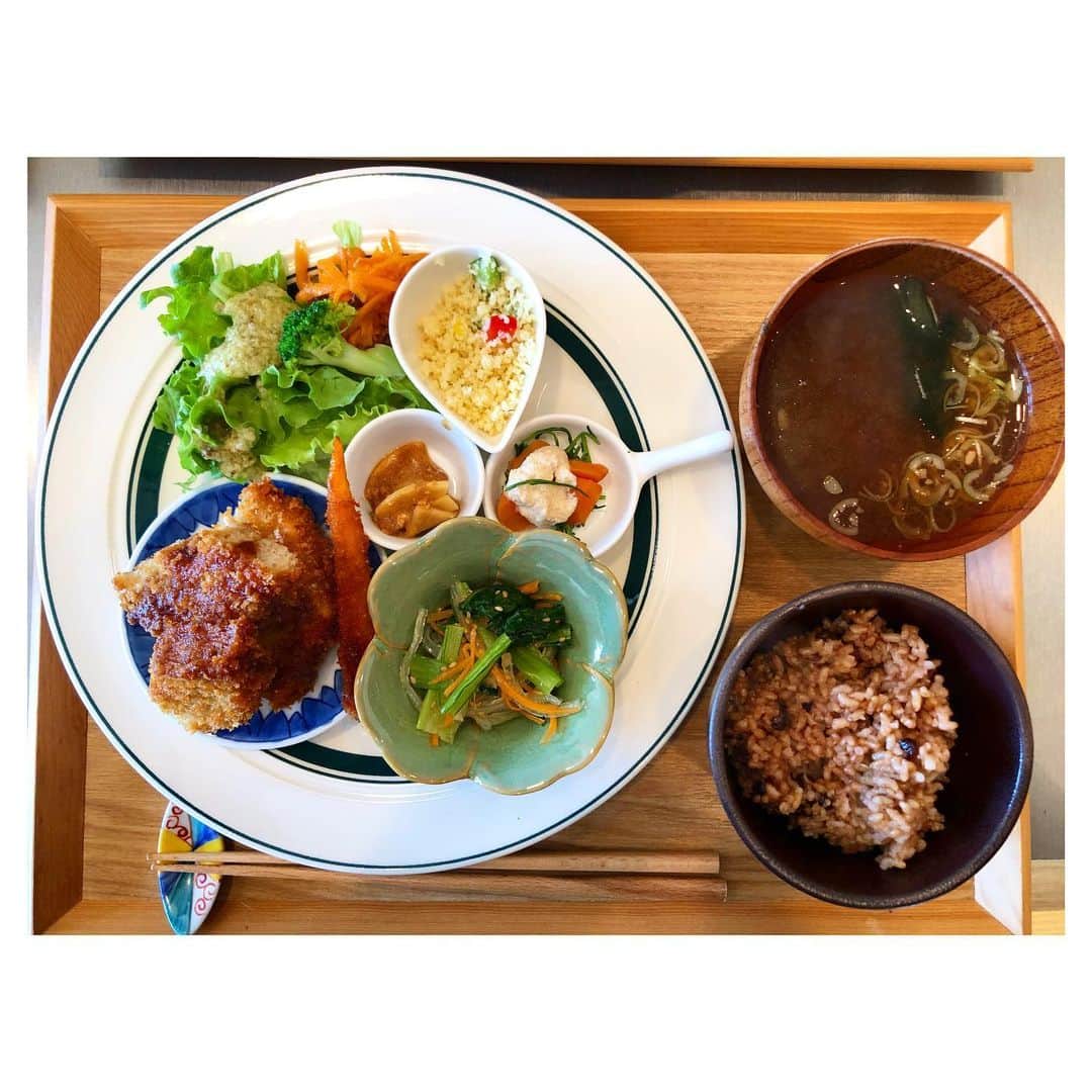 永井葉月さんのインスタグラム写真 - (永井葉月Instagram)「. "キッチンakimo"🥬🥕🍅 . 前行った私の大好きなカフェ " @kitchenakimo " 岐阜の関市にあるんだけど 私はもう2回行きました✨ 地元の野菜を使った料理 全て野菜や豆類のメニュー🤭 本当に美味しくて毎日通いたい。 こんなに美味しくて心のこもった 料理をいただけるなんて感謝です🥰 また行きまーす🙋‍♀️💗 . . 大好きな皆んなと行けて幸せ😚 一緒に行ってくれてありがと✨ @ozw0922 @nituntk__4.24  @mini.s_20 @moe.sasaki.0918  . . #岐阜カフェ #岐阜ランチ　  #関市カフェ #関市ランチ  #アキモ #akimo #キッチンakimo  #美味しい野菜 #身体が喜ぶごはん  #vegan #vegitarian #vegancafe  #ヴィーガンカフェ #はづ旅グラム」7月11日 19時13分 - hazuki815hazuki