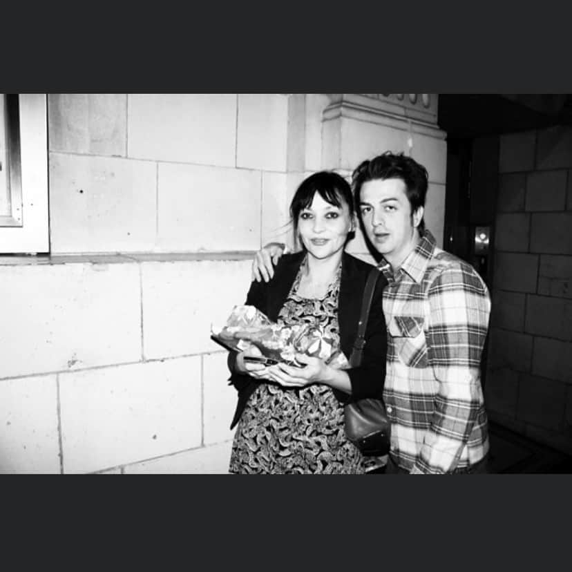 デイジー・ロウのインスタグラム：「Happy 25th anniversary to my incredible parents @pearllowe & @dannygoffeyofficial your love is such a huge source of inspiration for us all... thanks for showing us what true love looks like. Thanks for being the best parents & always having a giggle along the way ♥️♥️♥️ also... a quarter of a century is pretty impressive ♥️♥️♥️」